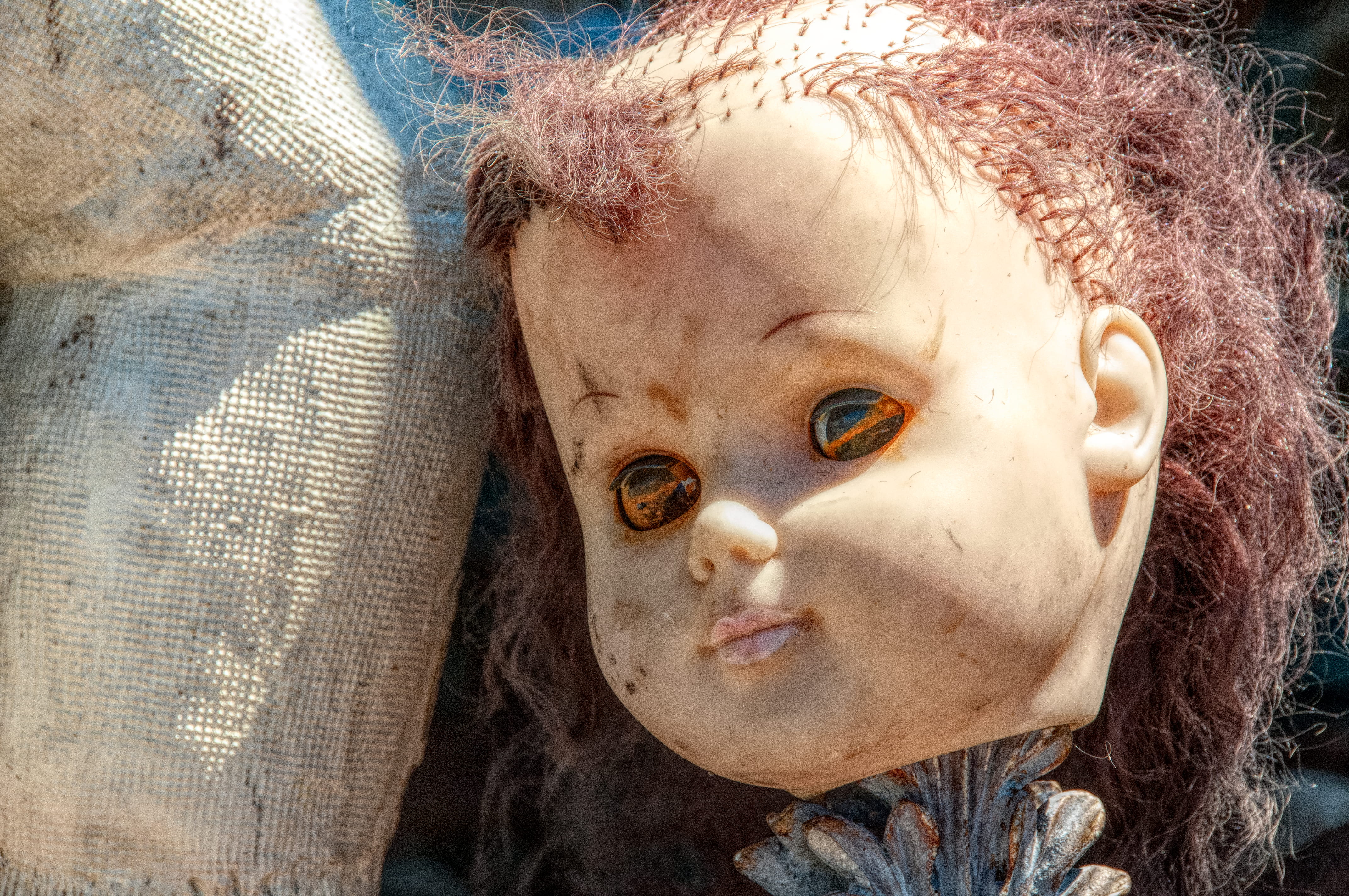 scarry, real people, females, childhood, close-up, evil, eyes, cute, dirty, portrait, doll, broken, child, hairstyle, front view, indoors, messy, innocence, HD Wallpaper