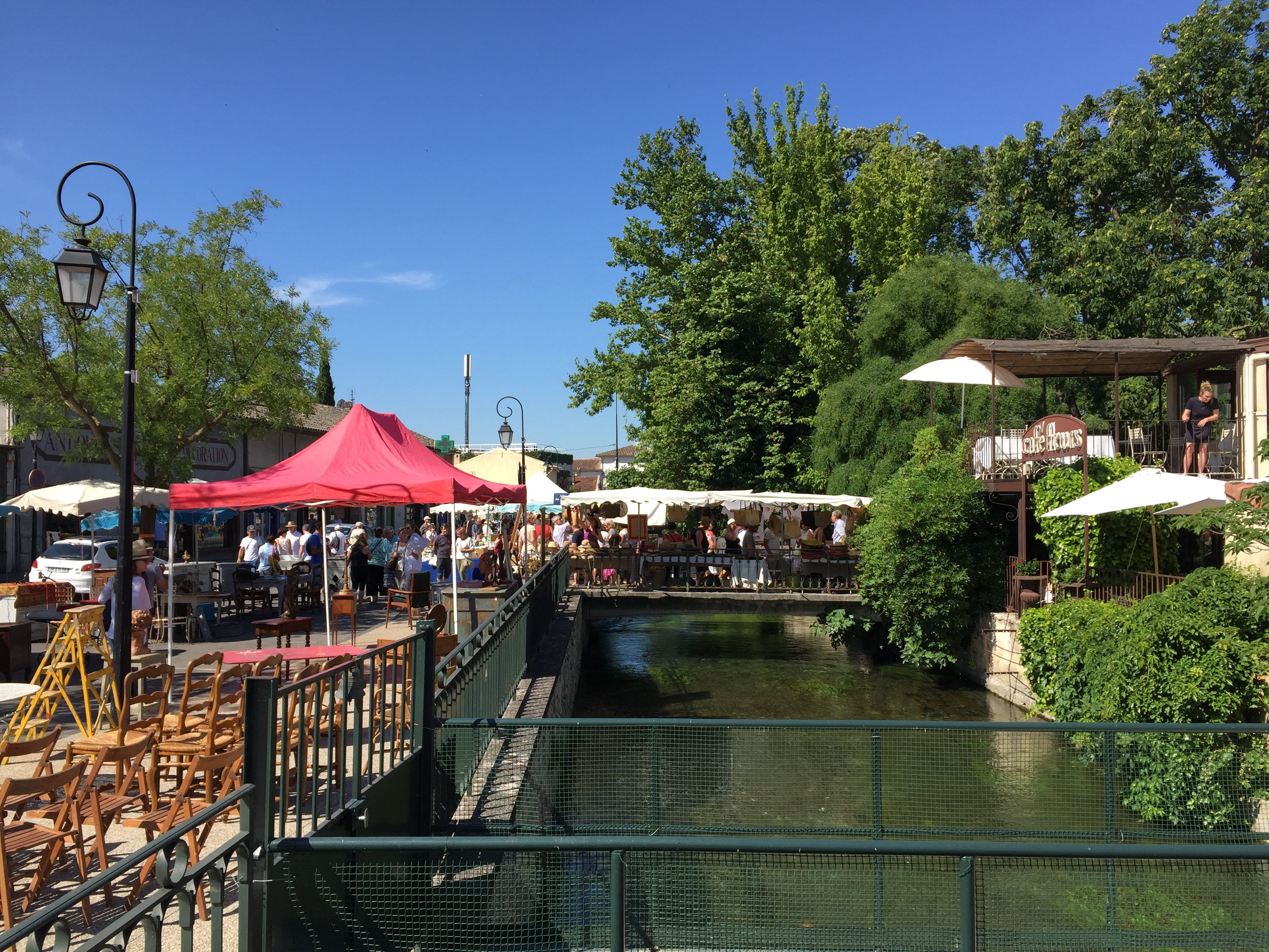 antique, provence, city, built structure, tree, plant, building exterior, umbrella, outdoors, incidental people, little venice, 2K, flea market, vaucluse, HD Wallpaper