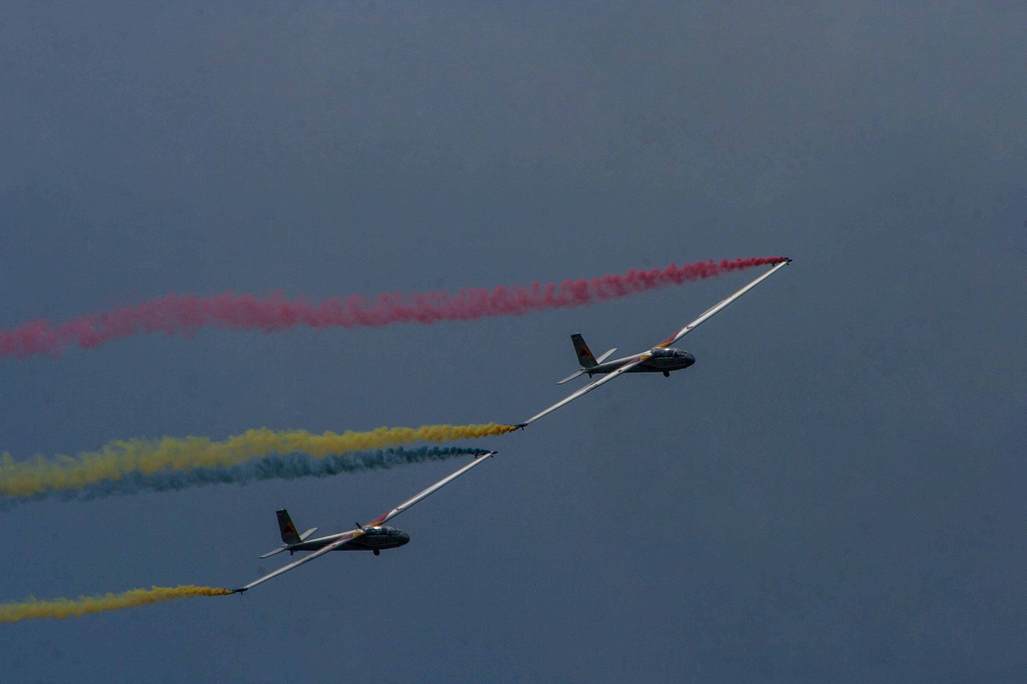 airshow, airplane, rot, blau, motion, segler, flying, plane, aerobatics, teamwork, low angle view, fliegen, cloud - sky, smoke - physical structure, fighter plane, HD Wallpaper