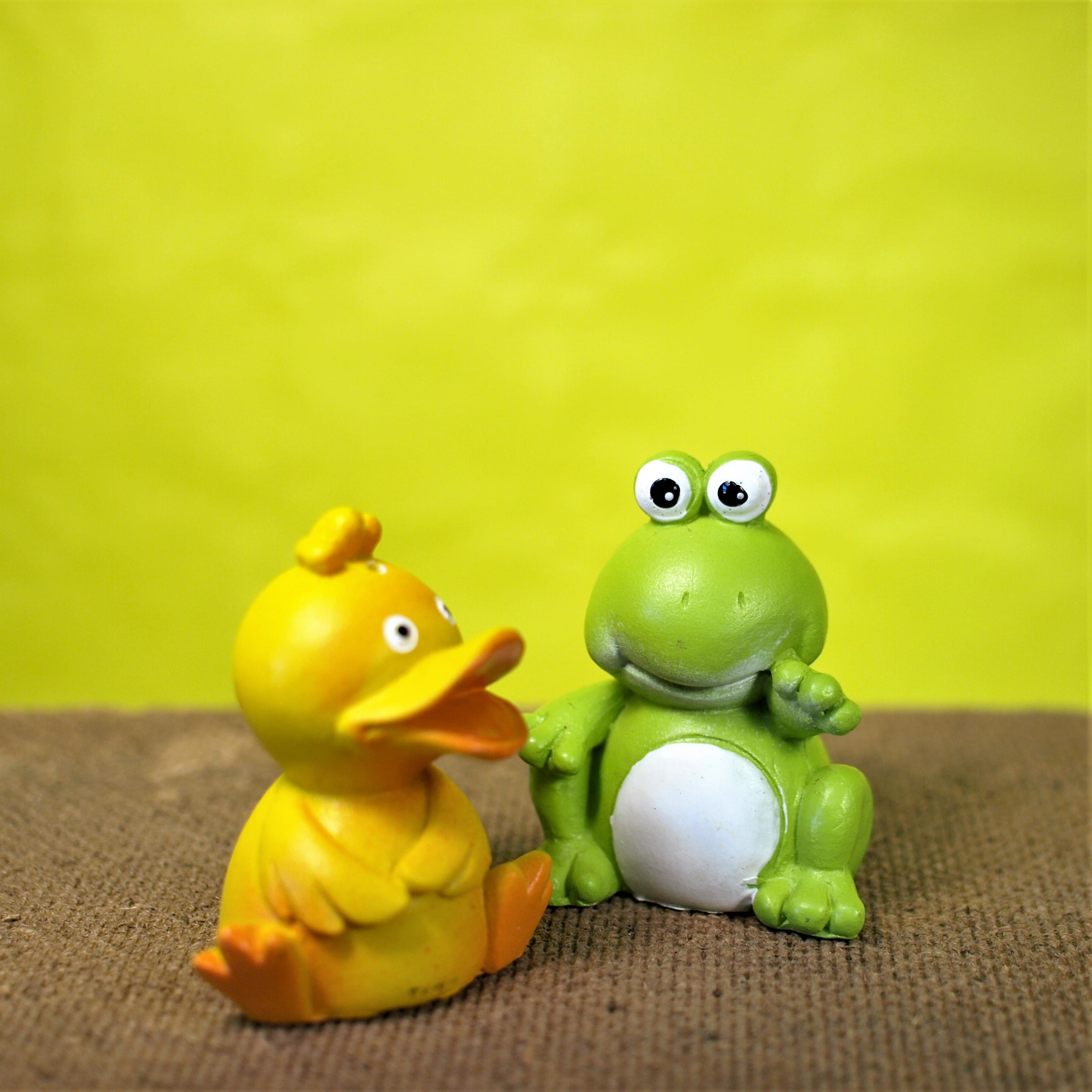 juguete, still life, easter, animal representation, gelb, close-up, toy, group of objects, vert, juego, representation, table, no people, rubber duck, art and craft, Phone HD Wallpaper