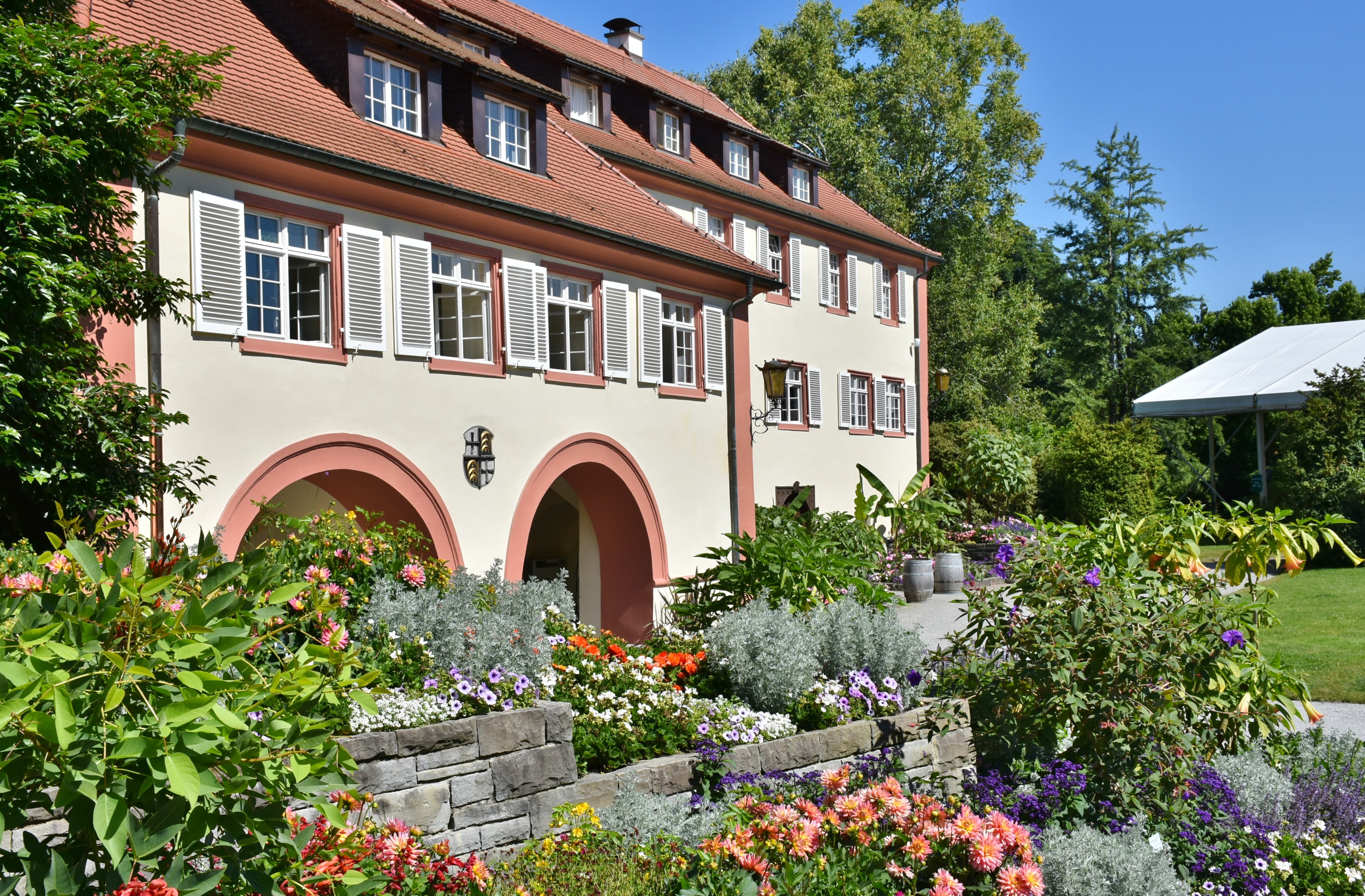 4K, park, flower, water, building exterior, house, stairs, flowerbed, arch, flowers, europe, sunlight, residential district, panorama, built structure, HD Wallpaper