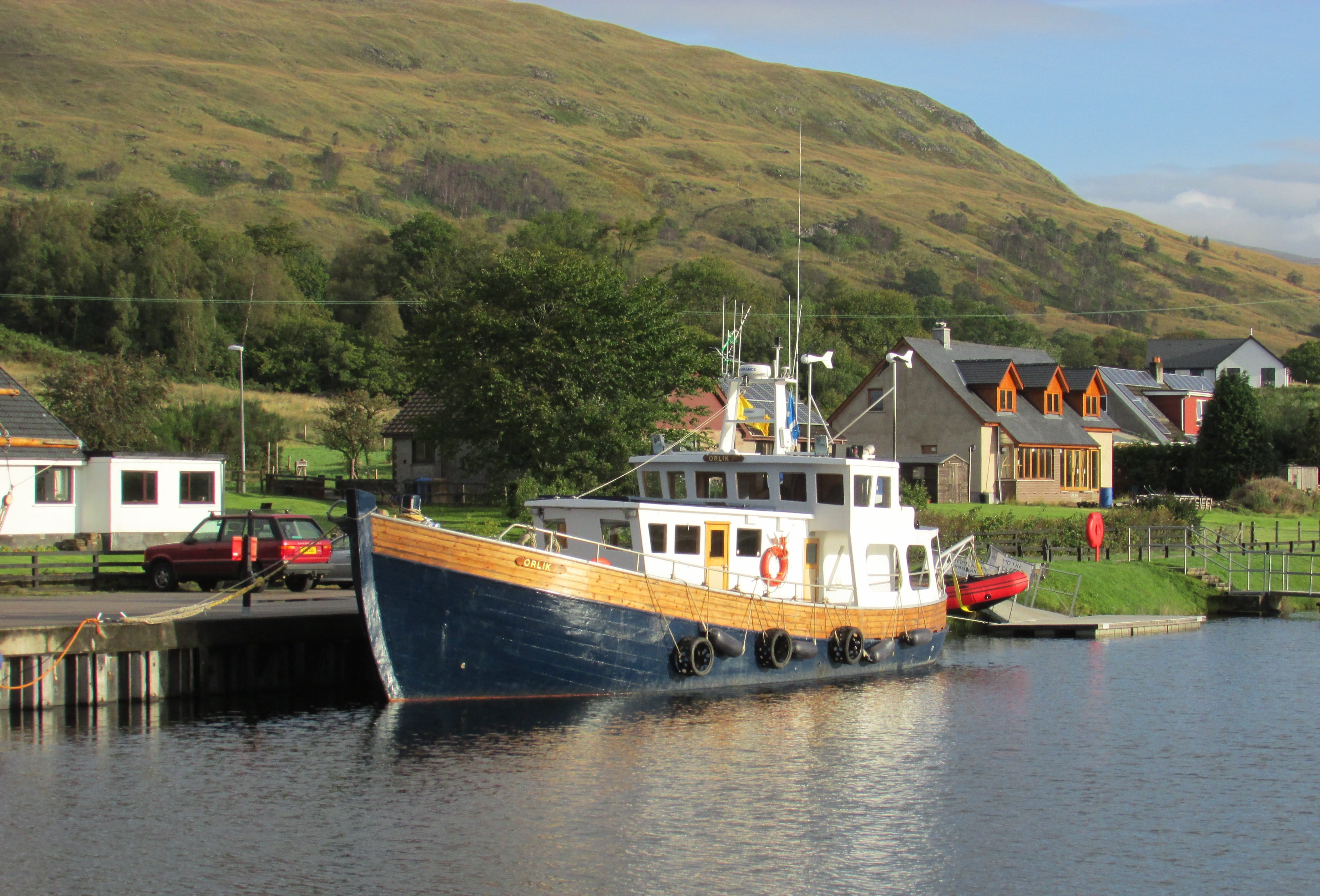4K, Scotland, building exterior, transportation, plant, day, mountain, reflection, architecture, nautical vessel, house, mode of transportation, neptunes staircase, HD Wallpaper
