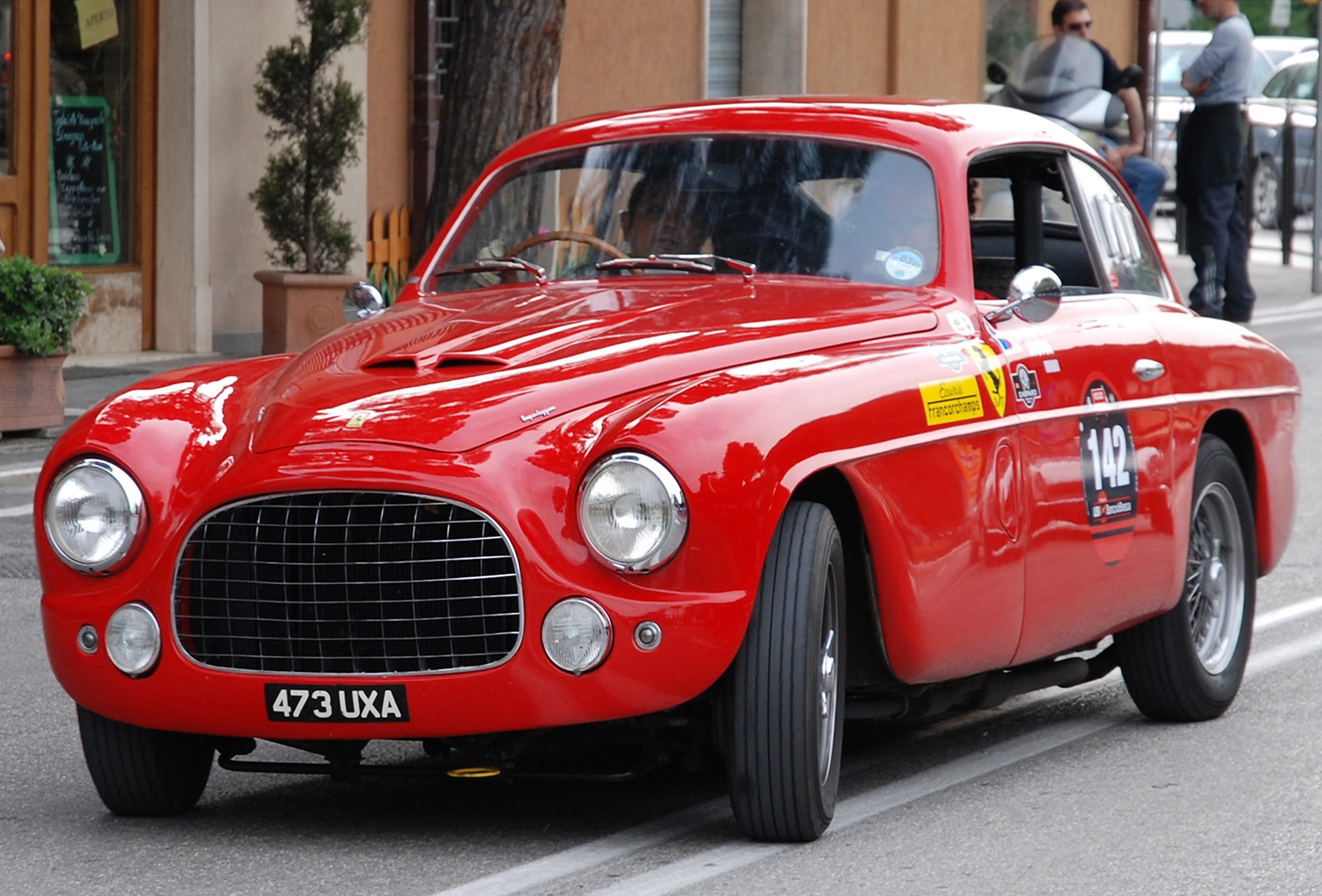 classic, collectors Car, retro Styled, architecture, luxury, One, outdoors, street, car, retail, old, front view, one thousand miles, old-fashioned, Ferrari, HD Wallpaper