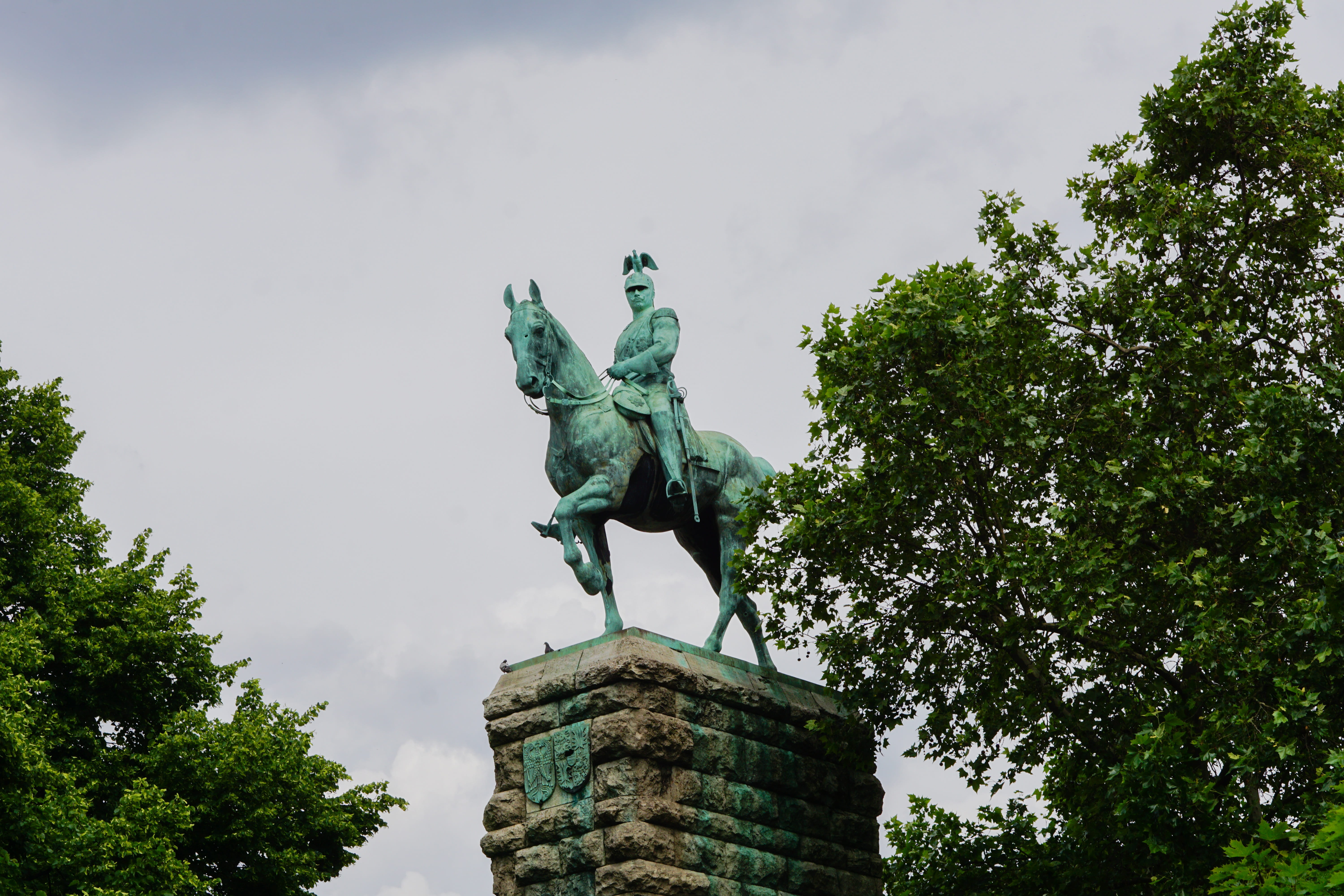 tree, art and craft, 5K, green, day, sky, nature, statue, cloud - sky, creativity, prussia, memorial, Ride, no people, Horse, human representation, low angle view, HD Wallpaper