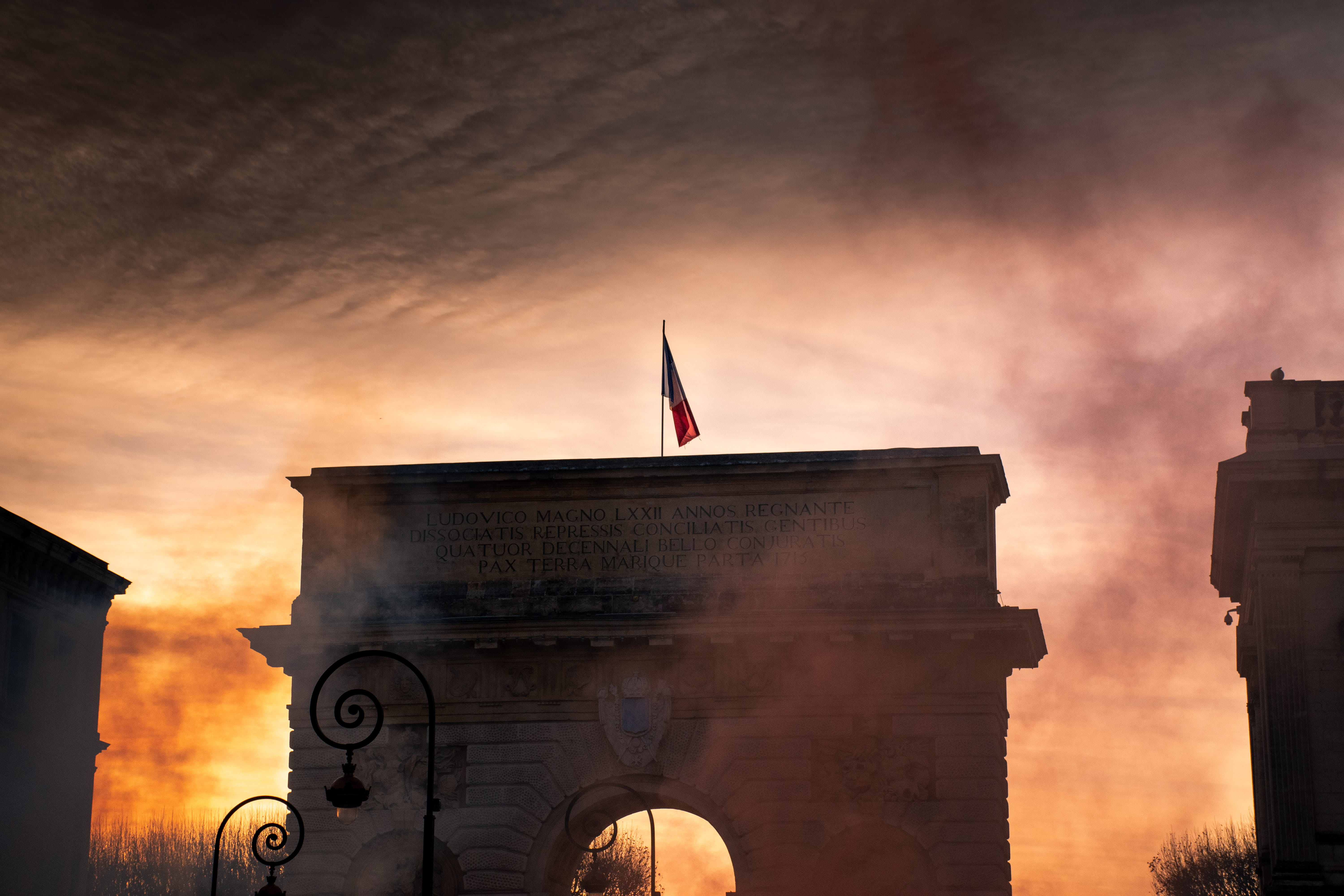 5K, lampadaire, tower, patriotism, no people, flare, cloud - sky, triomphe, building, the past, red sky, flag, arc, light, sunset, nature, history, france, HD Wallpaper