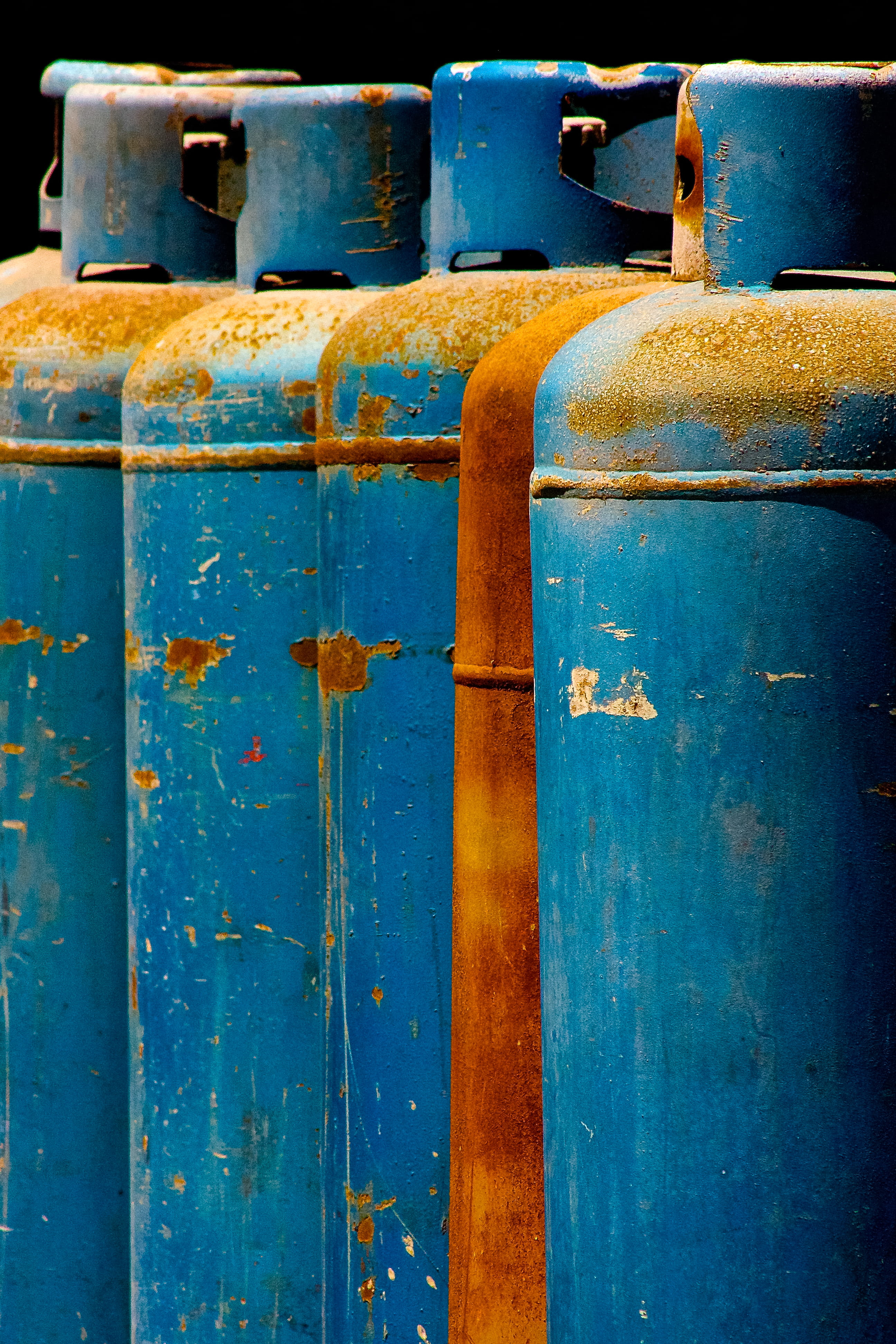rust, decline, container, bleu, bouteilles, obsolete, textured, cylinders, weathered, wood - material, rouillées, deterioration, gas, 4K, oxidada, botella, Phone HD Wallpaper