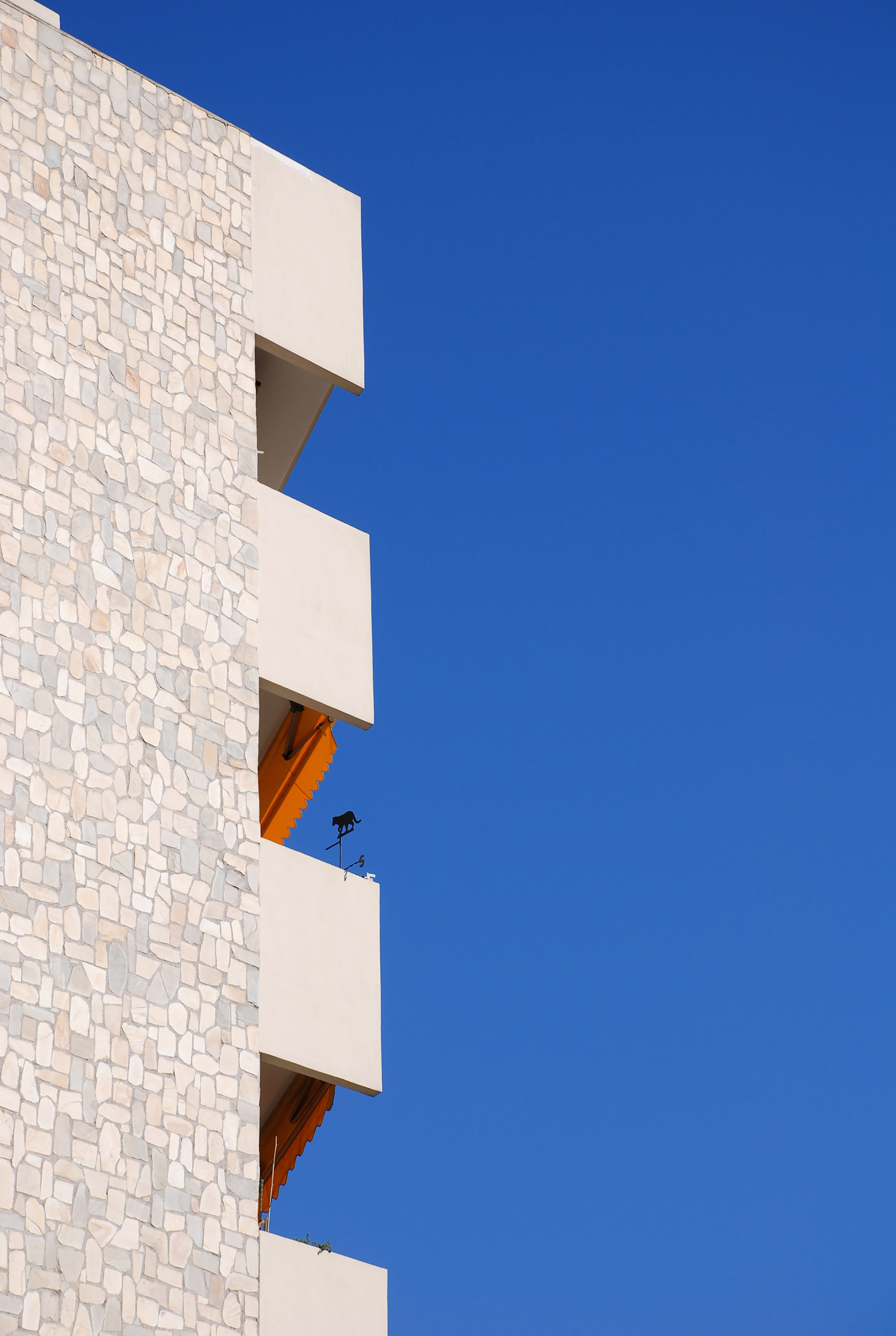 building, low angle view, blue, 8K, building exterior, immeuble, ciel bleu, copy space, architecture, nature, apartment, tower, day, built structure, city, Phone HD Wallpaper