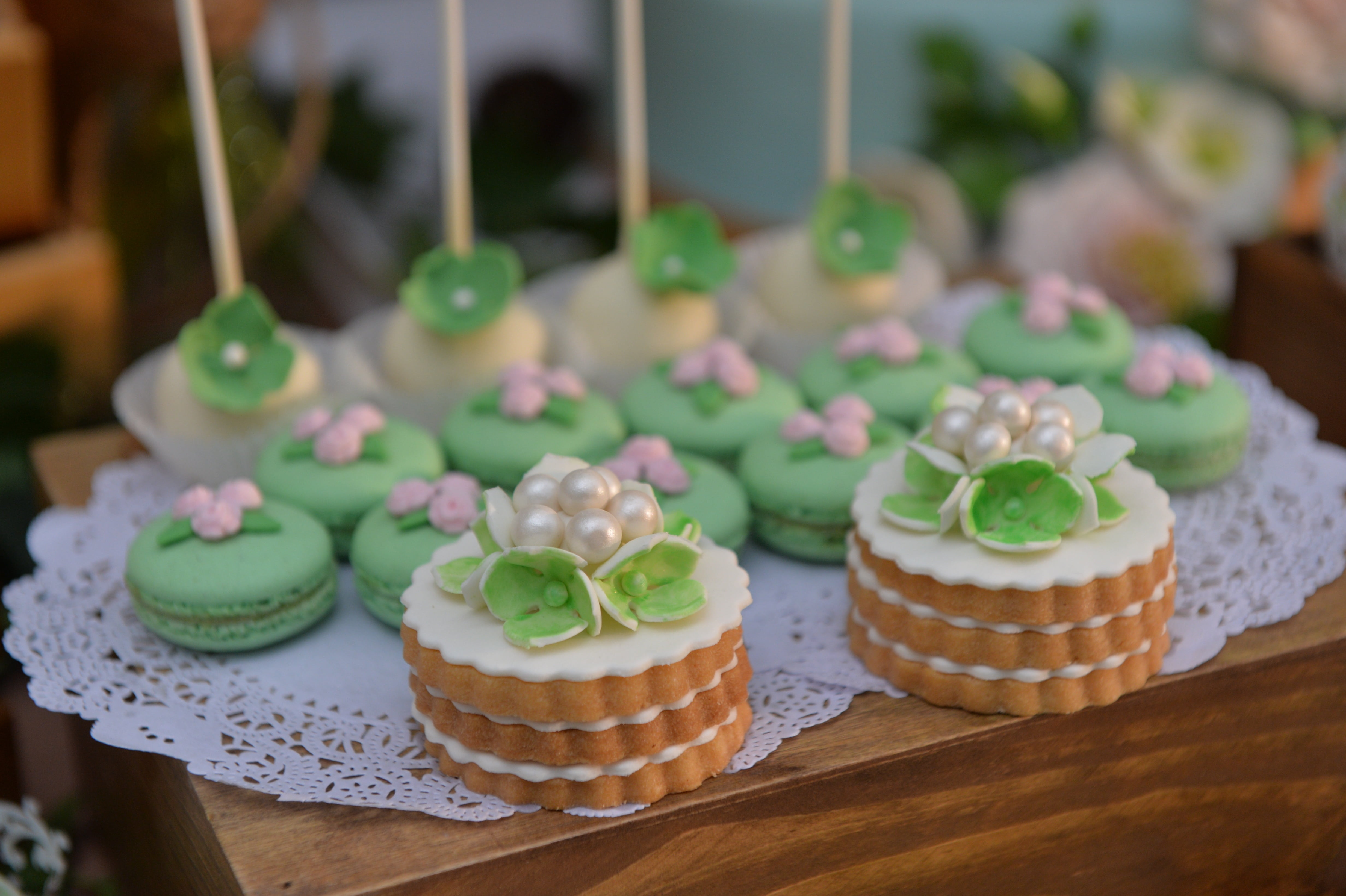 cupcake holder, food and drink, birthday, indulgence, decoration, no people, biscuit, cupcake, garnish, focus on foreground, unhealthy eating, ready-to-eat, HD Wallpaper