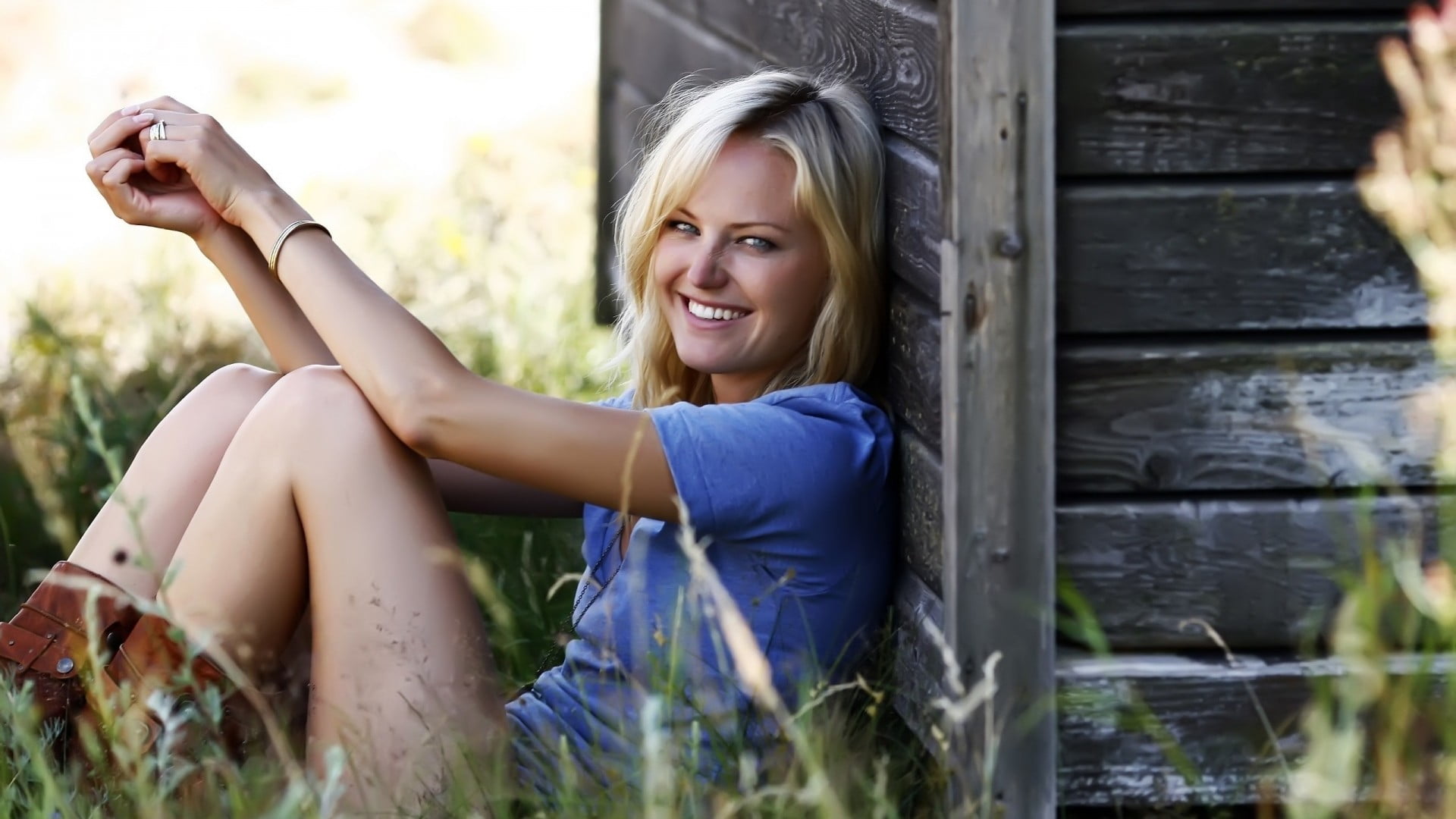 adult, t, actress, casual clothing, beauty, looking at camera, shirt, women outdoors, Malin Akerman, outdoors, Swedish, one person, plant, emotion, young adult, HD Wallpaper