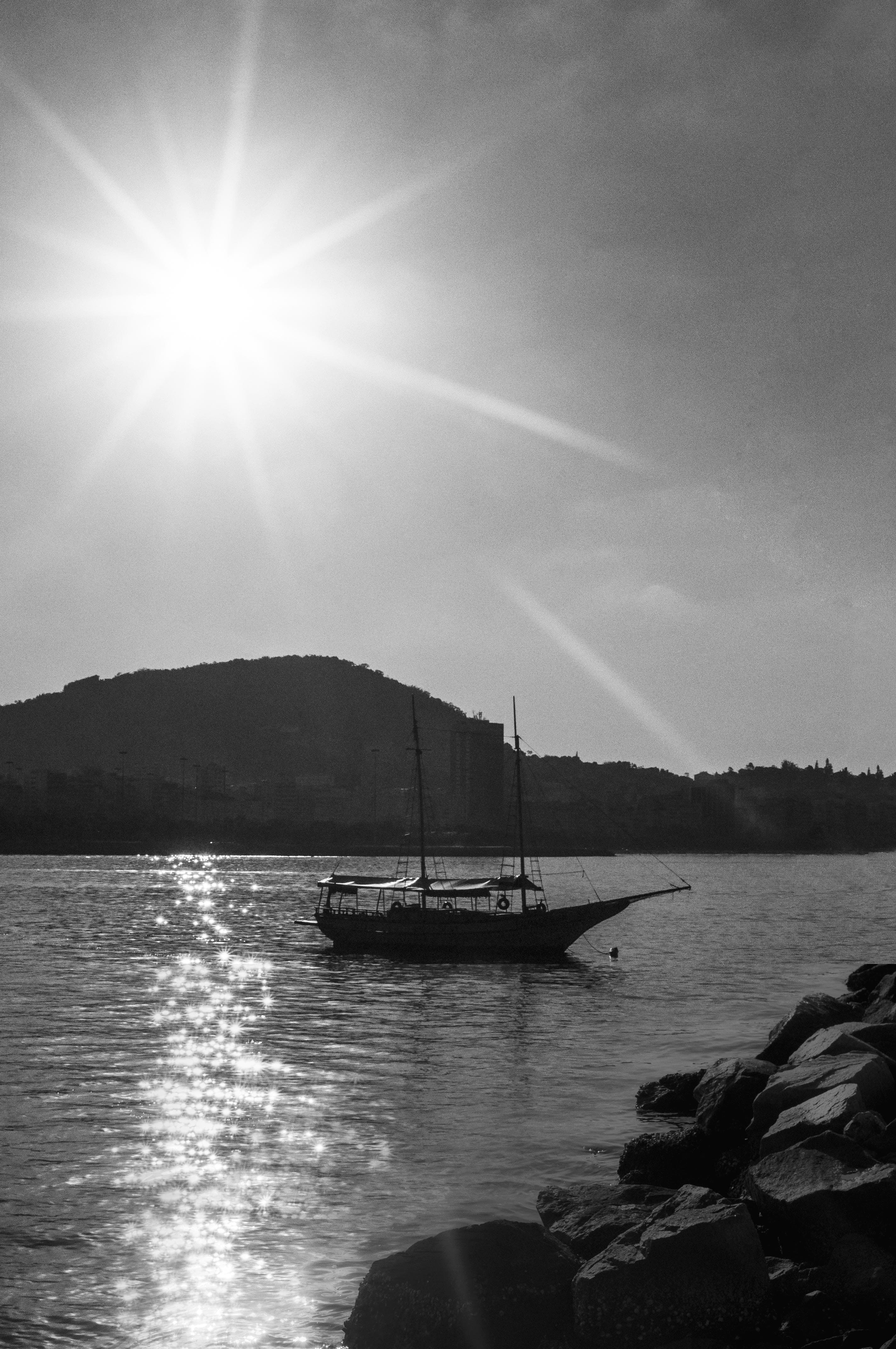 lake, brazil, transportation, nautical vessel, water, day, reflection, sailboat, lens flare, 4K, outdoors, sunlight, tranquility, boat, sky, cloud - sky, Phone HD Wallpaper