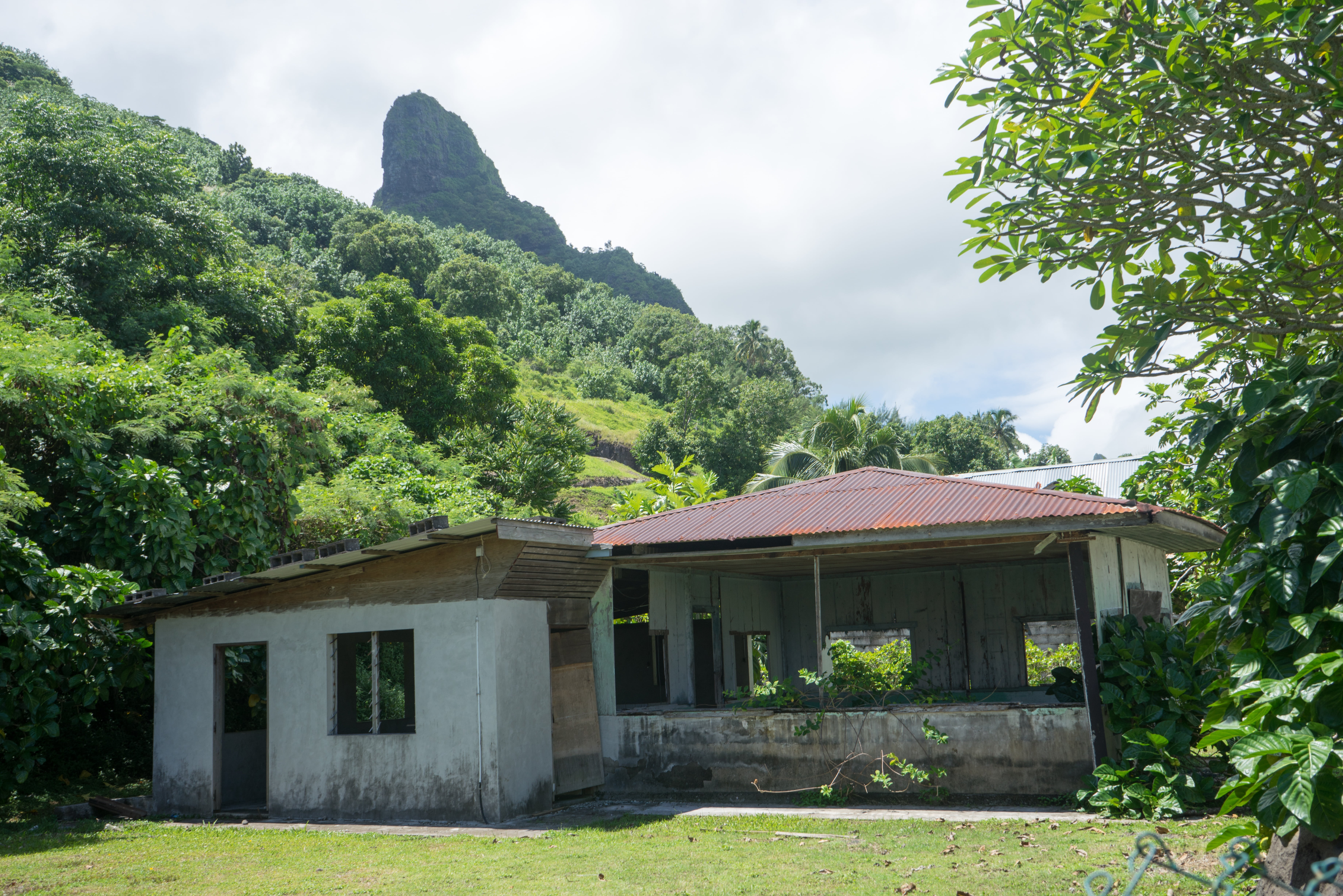 tourism, tree, scenic, cloud - sky, french polynesia, mountain, beauty in nature, cloud, abandoned building, architecture, day, sky, green color, tranquility, HD Wallpaper