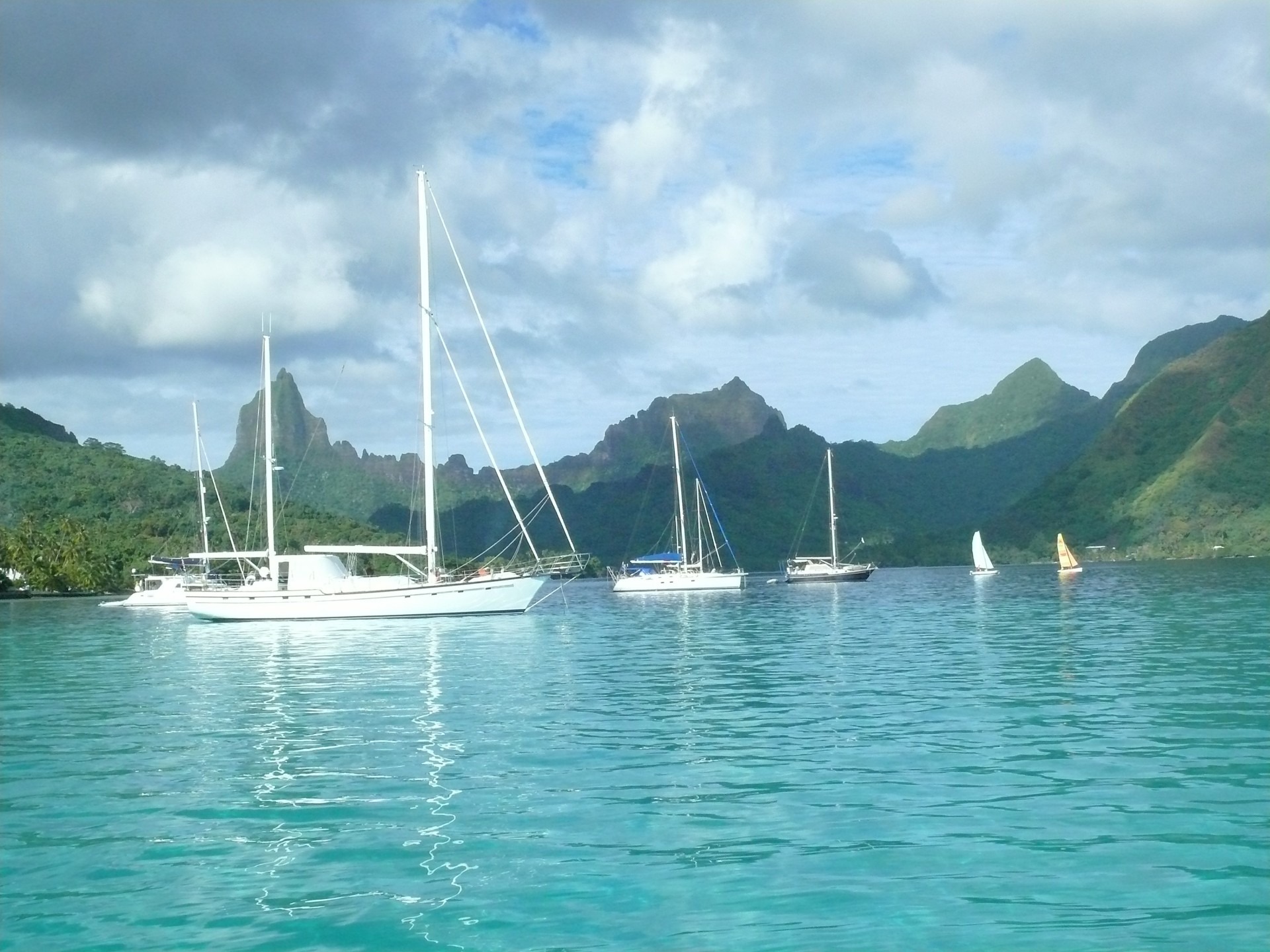travel, mode of transportation, sea, environment, outdoors, water, pole, moorea, boats, nature, scenic, transportation, yacht, luxury, scenery, surrounded, HD Wallpaper
