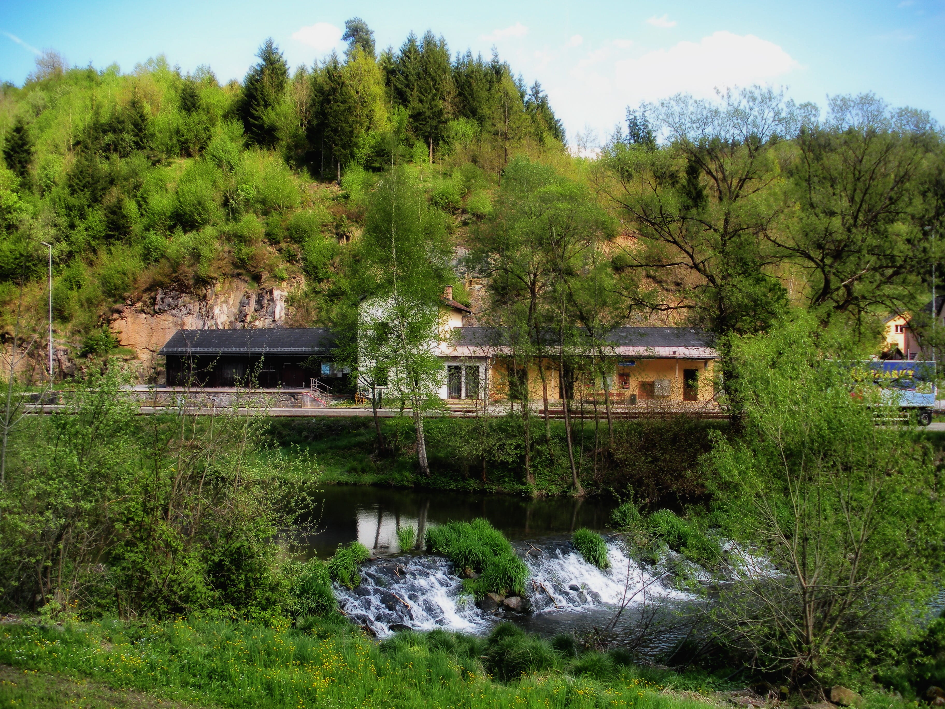tranquility, outside, building exterior, rural scene, green color, growth, countryside, stream, Forest, house, sky, plant, water, beauty in nature, nature, HD Wallpaper