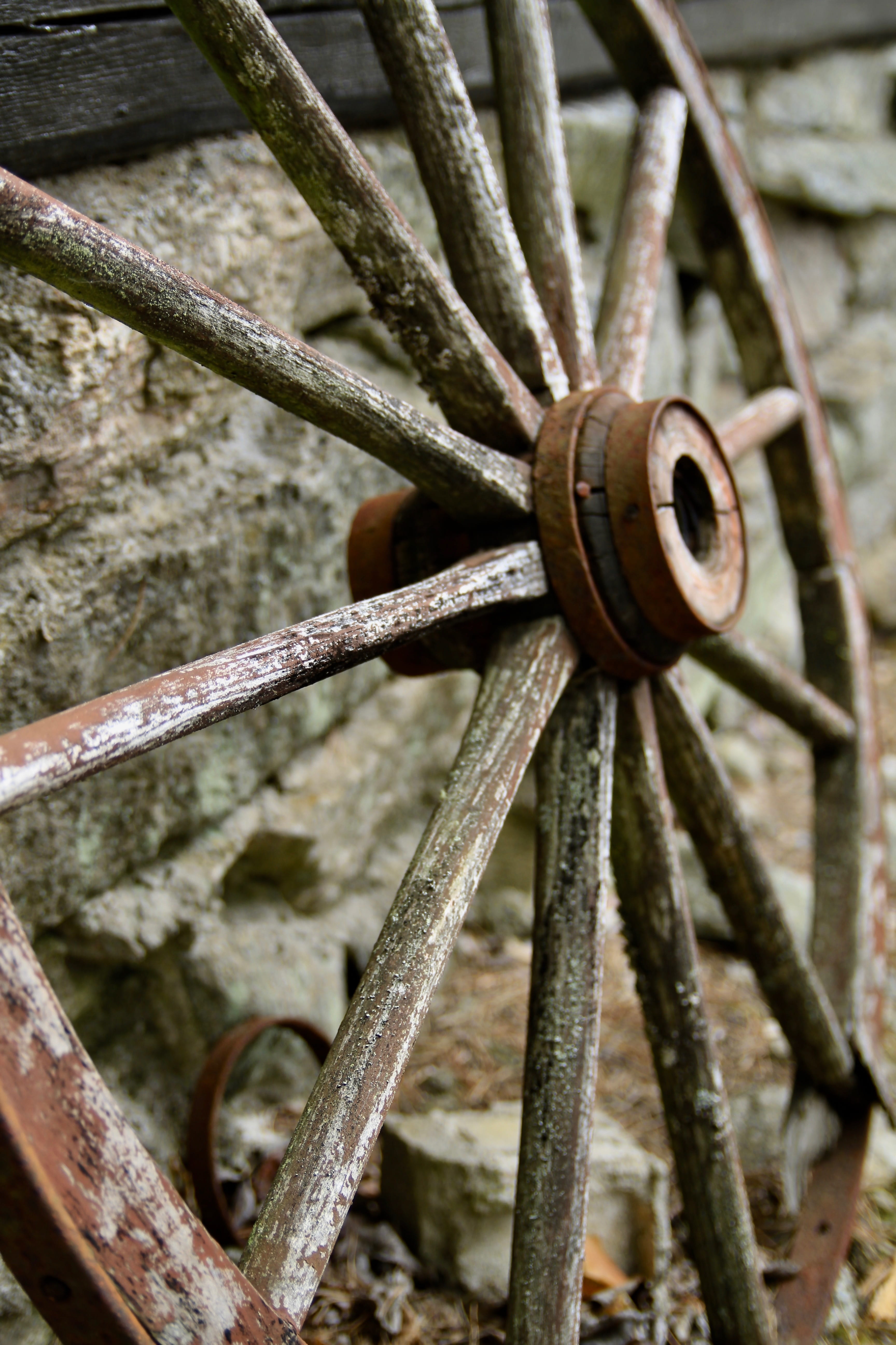 wagon wheel, focus on foreground, close-up, day, metal, outdoors, wheel, run-down, farm, obsolete, kjærre, safety, rust, full frame, iron, wheels, wrought iron, Phone HD Wallpaper