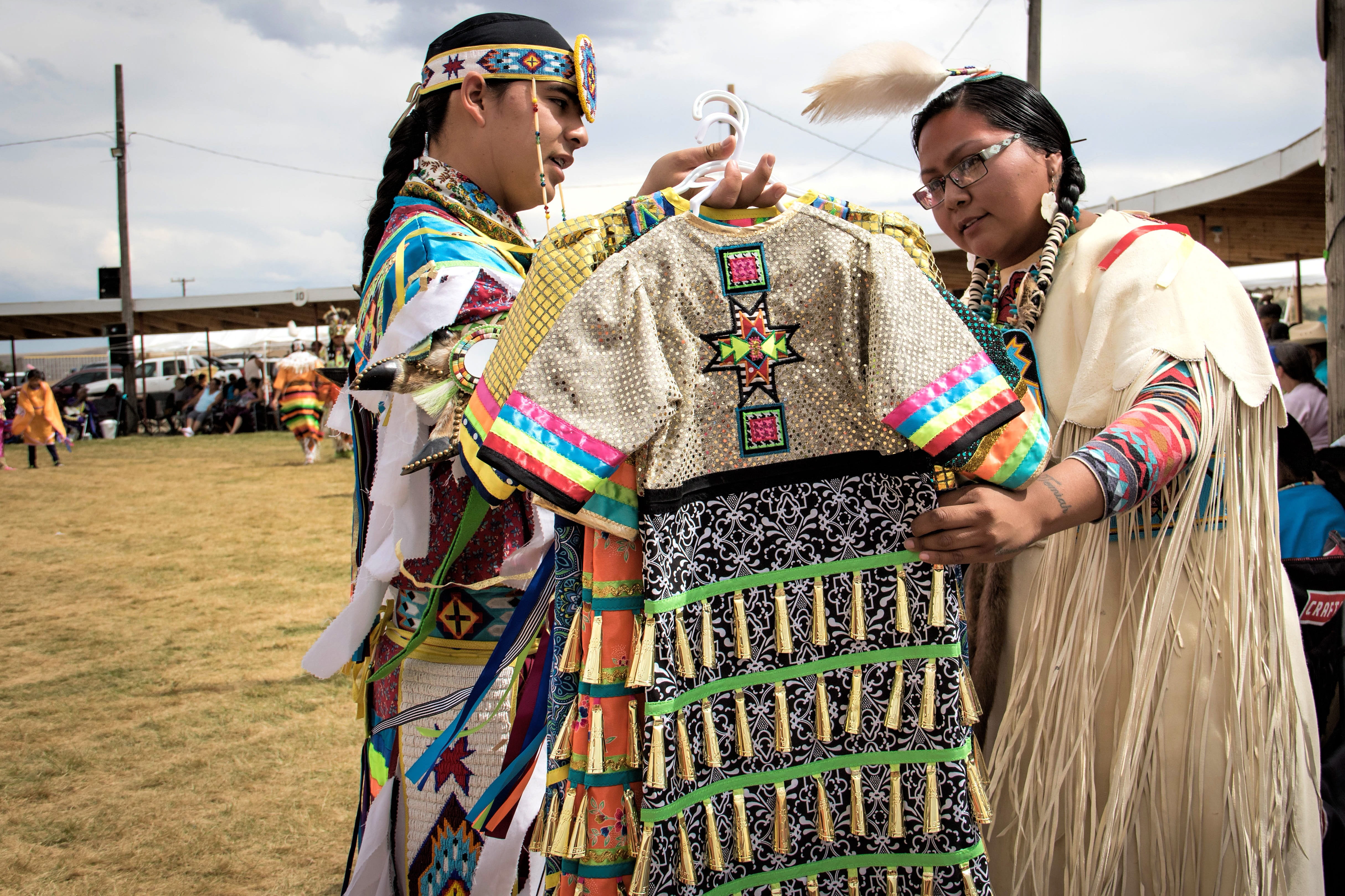 wyoming, dancing, summer, cultures, outdoors, indigenous Culture, three quarter length, adult, front view, american native, traditional, multi colored, HD Wallpaper