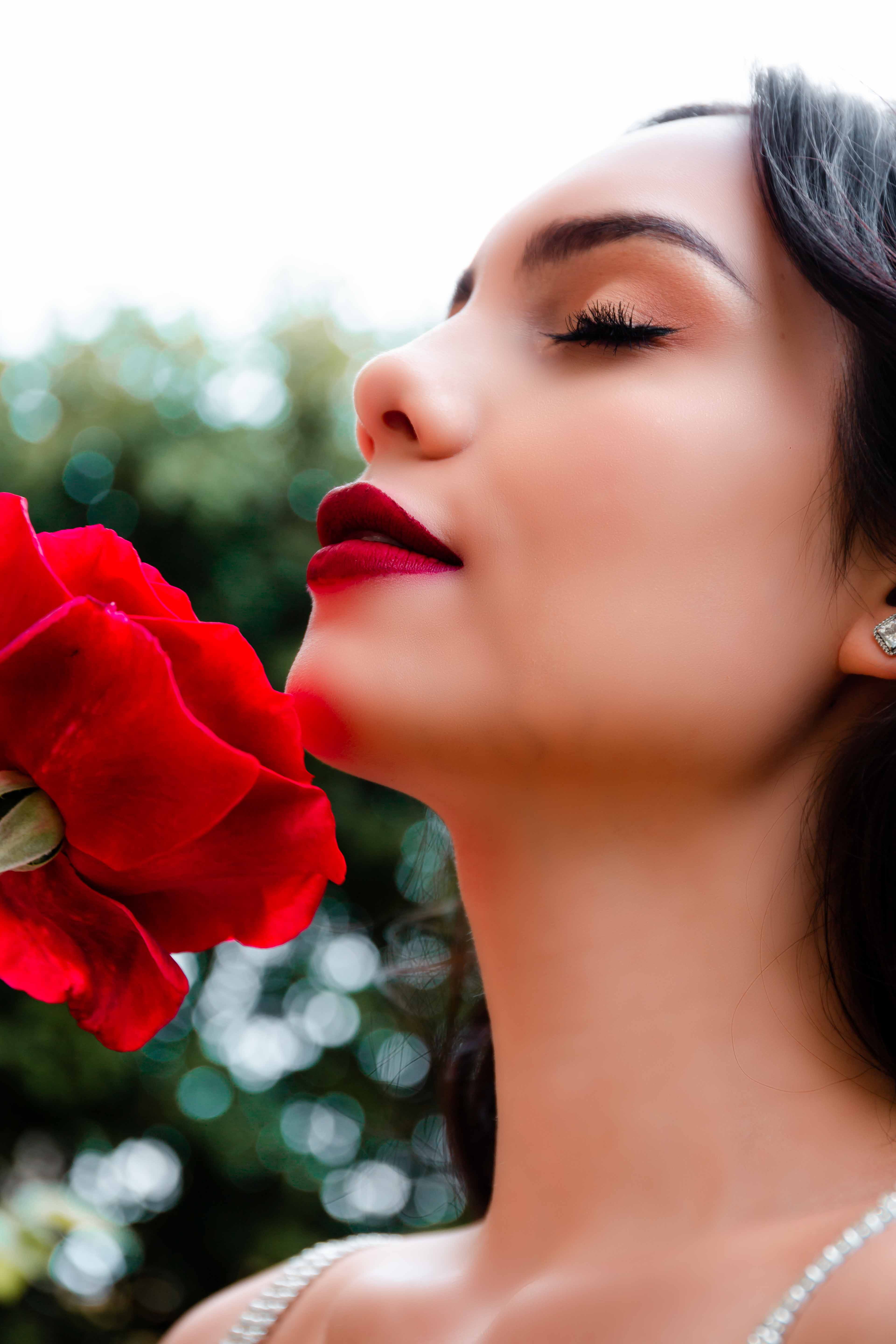 make-up, mouth, women, plant, eyeshadow, beautiful woman, fashion, tulip, smelling, looking, one person, geranium, young women, beauty in nature, red carpet premiere, Phone HD Wallpaper