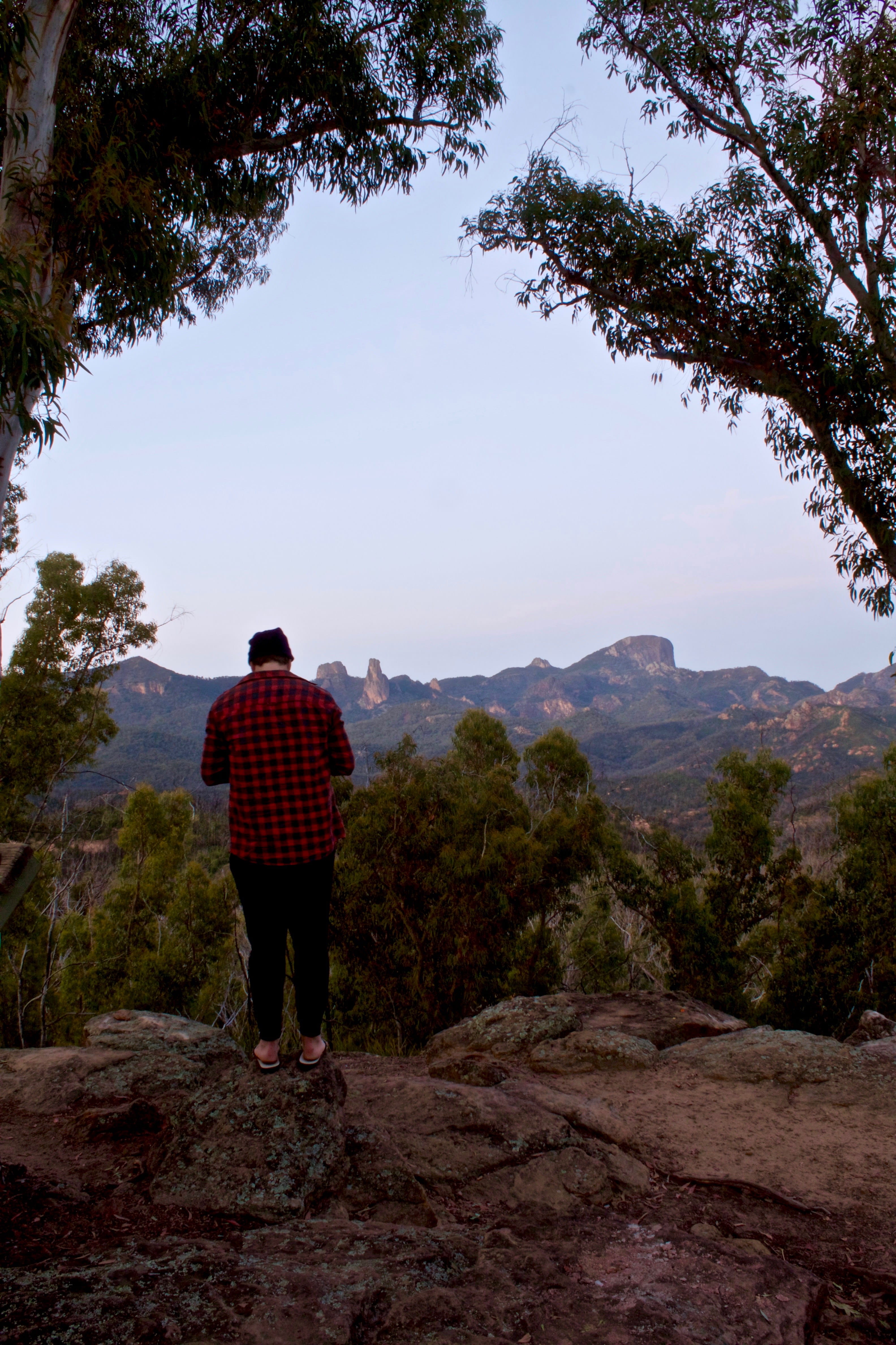 warrumbungle national park, real people, full length, sky, day, shield volcano, looking at view, non-urban scene, tranquility, tree, 4K, leisure activity, Phone HD Wallpaper