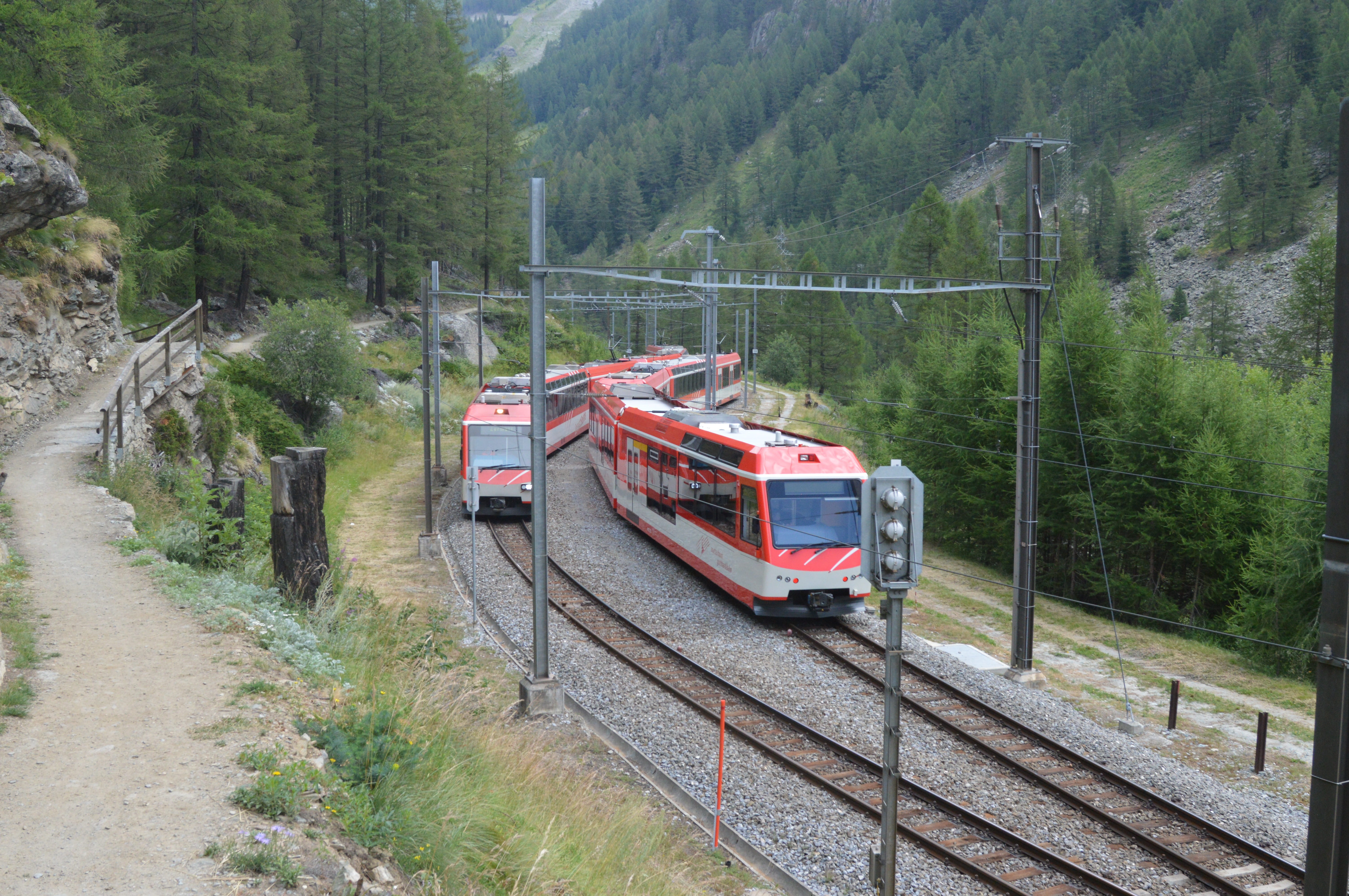 day, track, 5K, valley, coniferous tree, forest, beauty in nature, train, outdoors, mode of transportation, matterhorn gotthard bahn, tree, rail transportation, HD Wallpaper