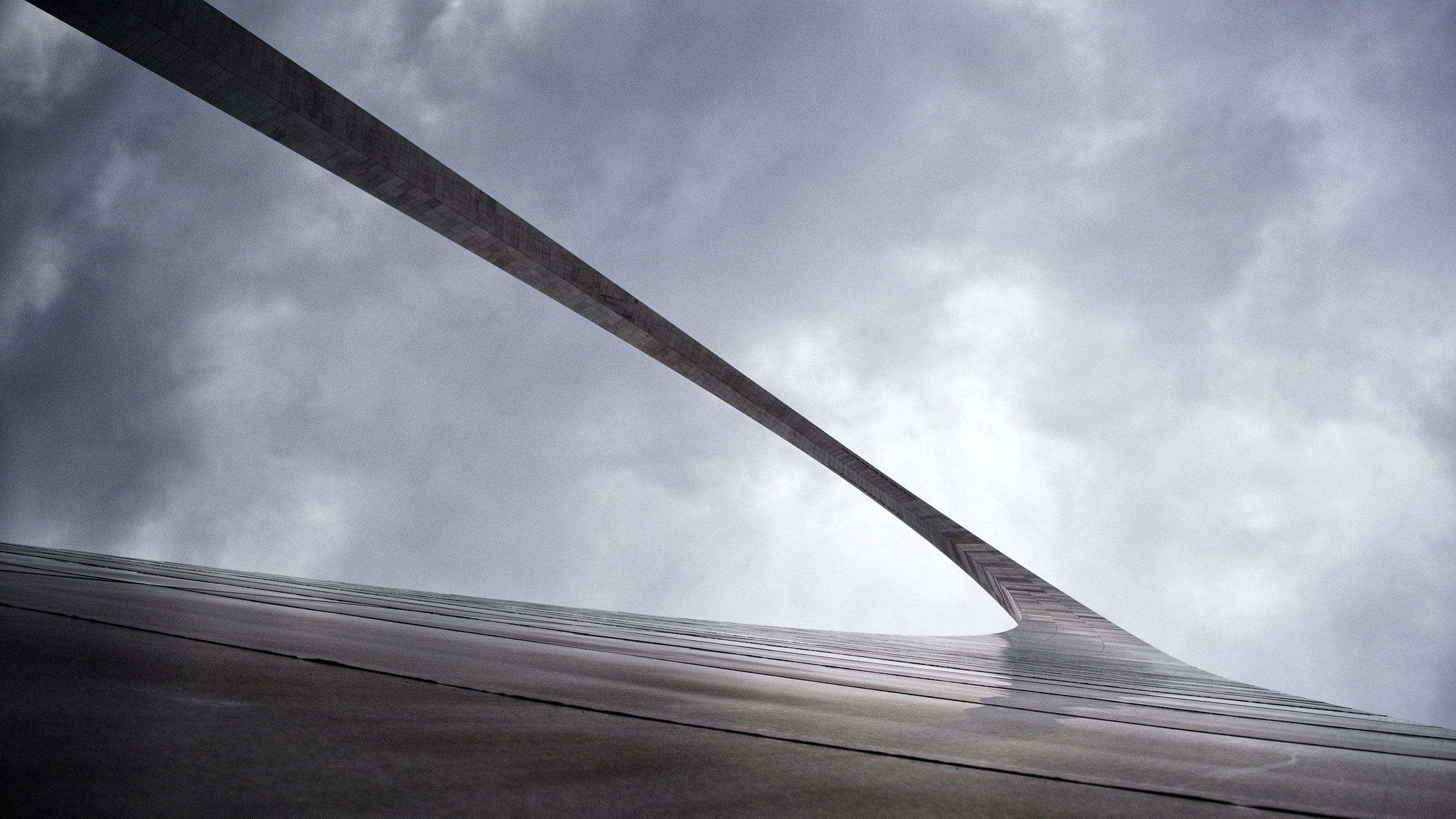 low angle view, gray, sky, outdoors, arch, St. Louis, concrete, day, built structure, roof, architecture, overcast, cloud - sky, nature, ominous, building exterior, HD Wallpaper