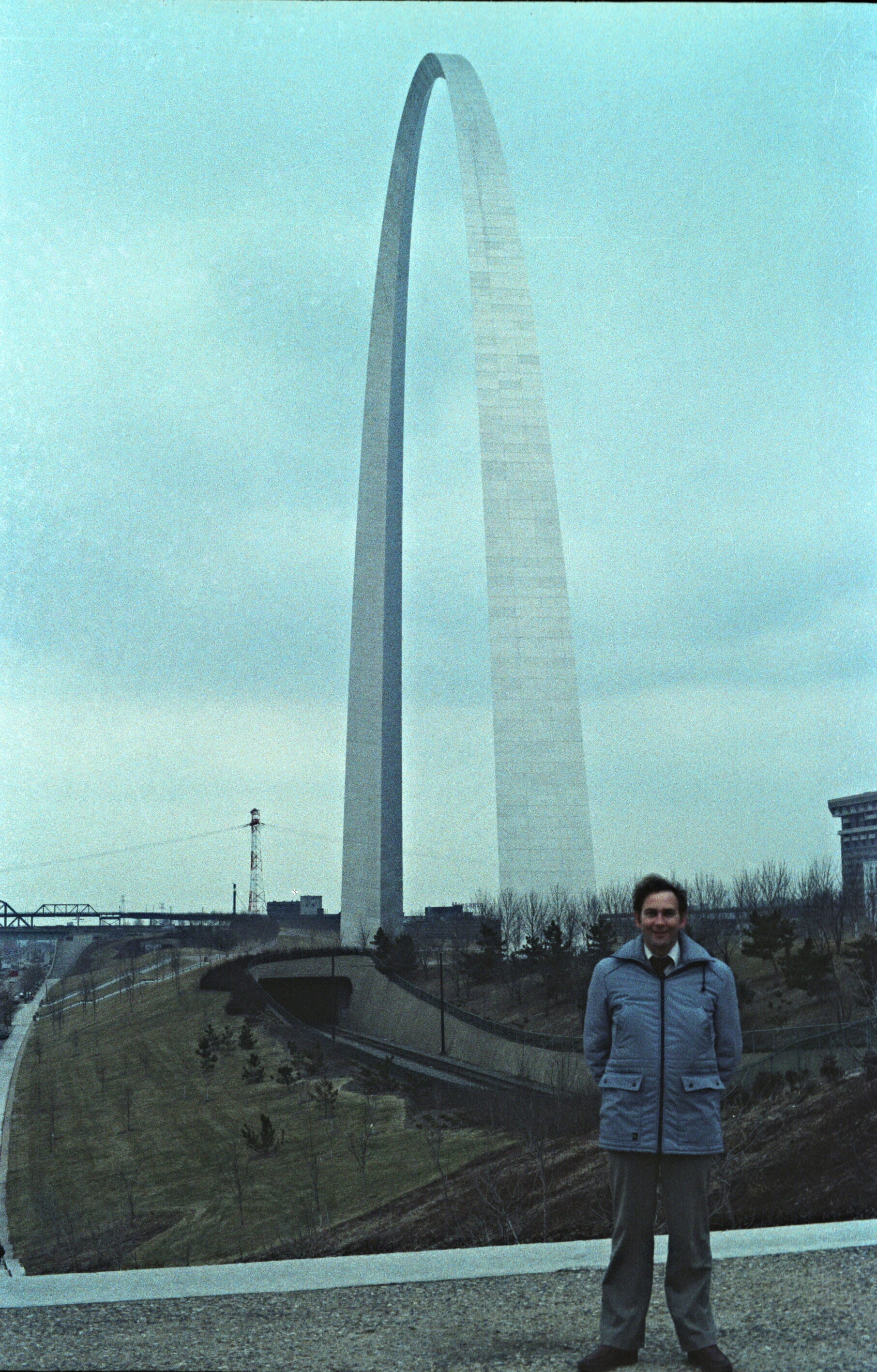 expansion, arch, st. louis, sky, outdoors, contemplation, standing, men, day, the gateway arch, one person, built structure, national, real people, hands in pockets, Phone HD Wallpaper