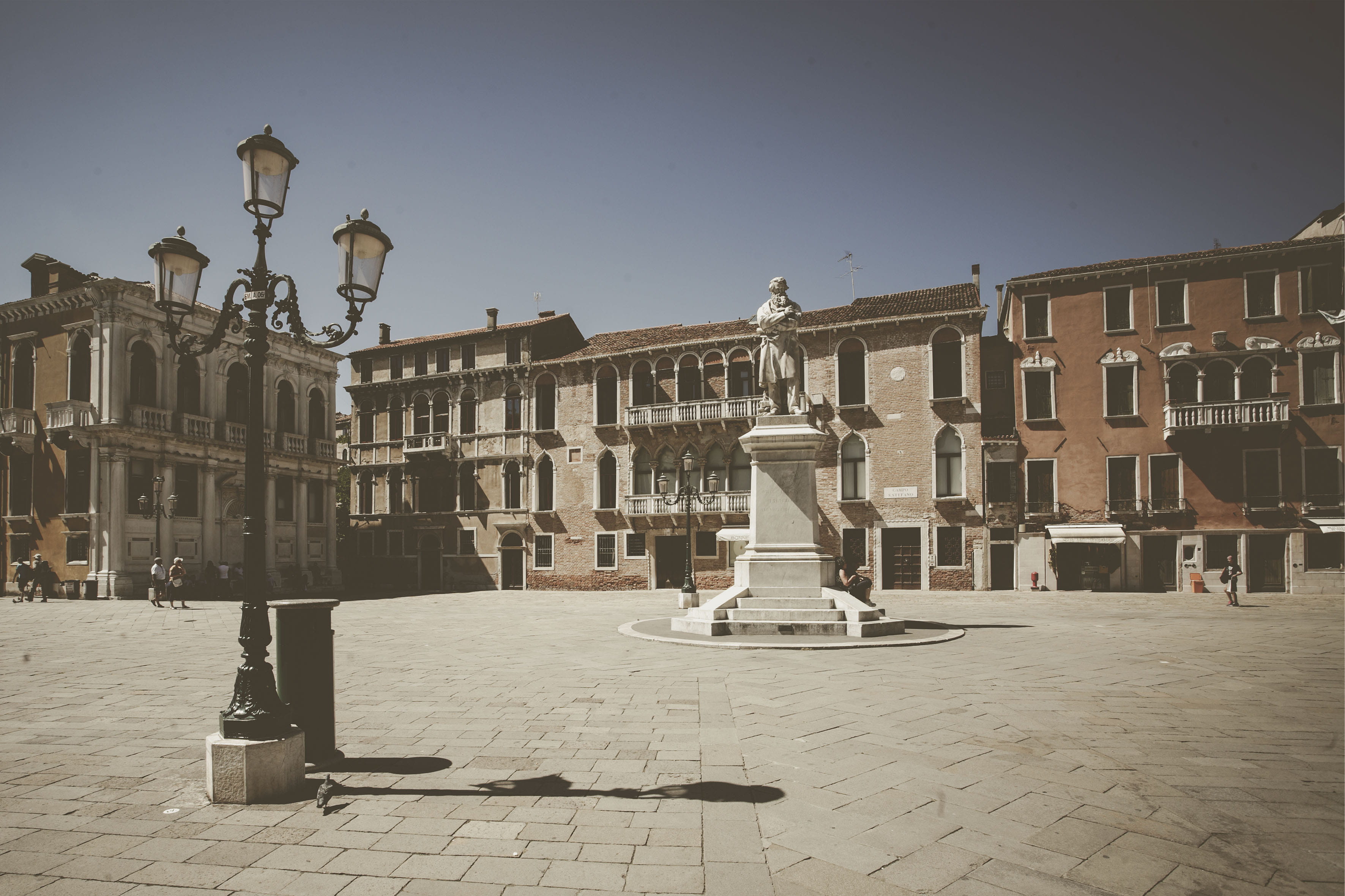 building exterior, tiled floor, outdoors, history, architecture, 2K, urban, lamp post, human, metropolis, city, shadow, building, travel destinations, HD Wallpaper