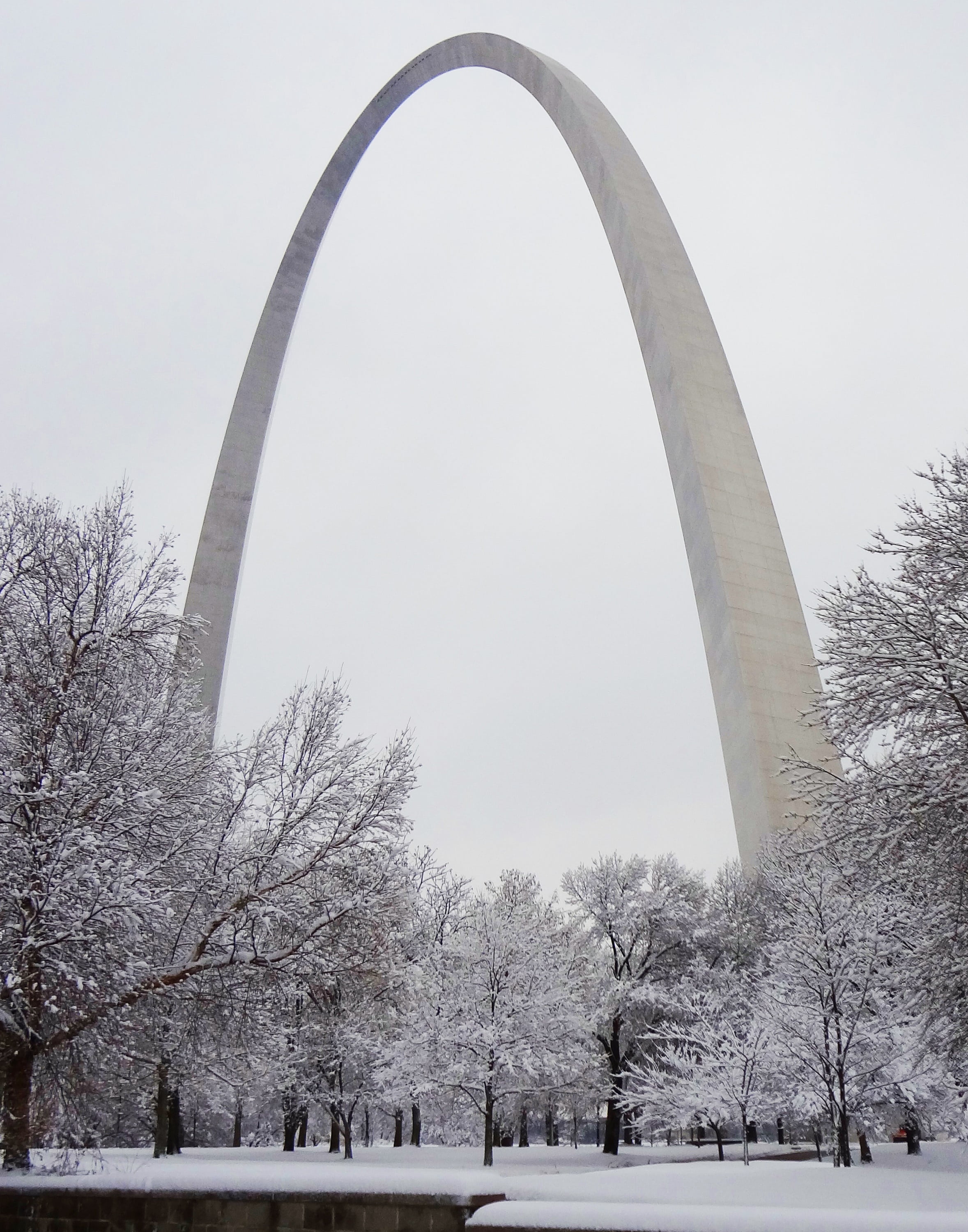 doorway, gateway arch, day, jefferson, landmark, america, sky, nature, cold temperature, building exterior, curve, gateway to the west, park, 2K, travel destinations, Phone HD Wallpaper