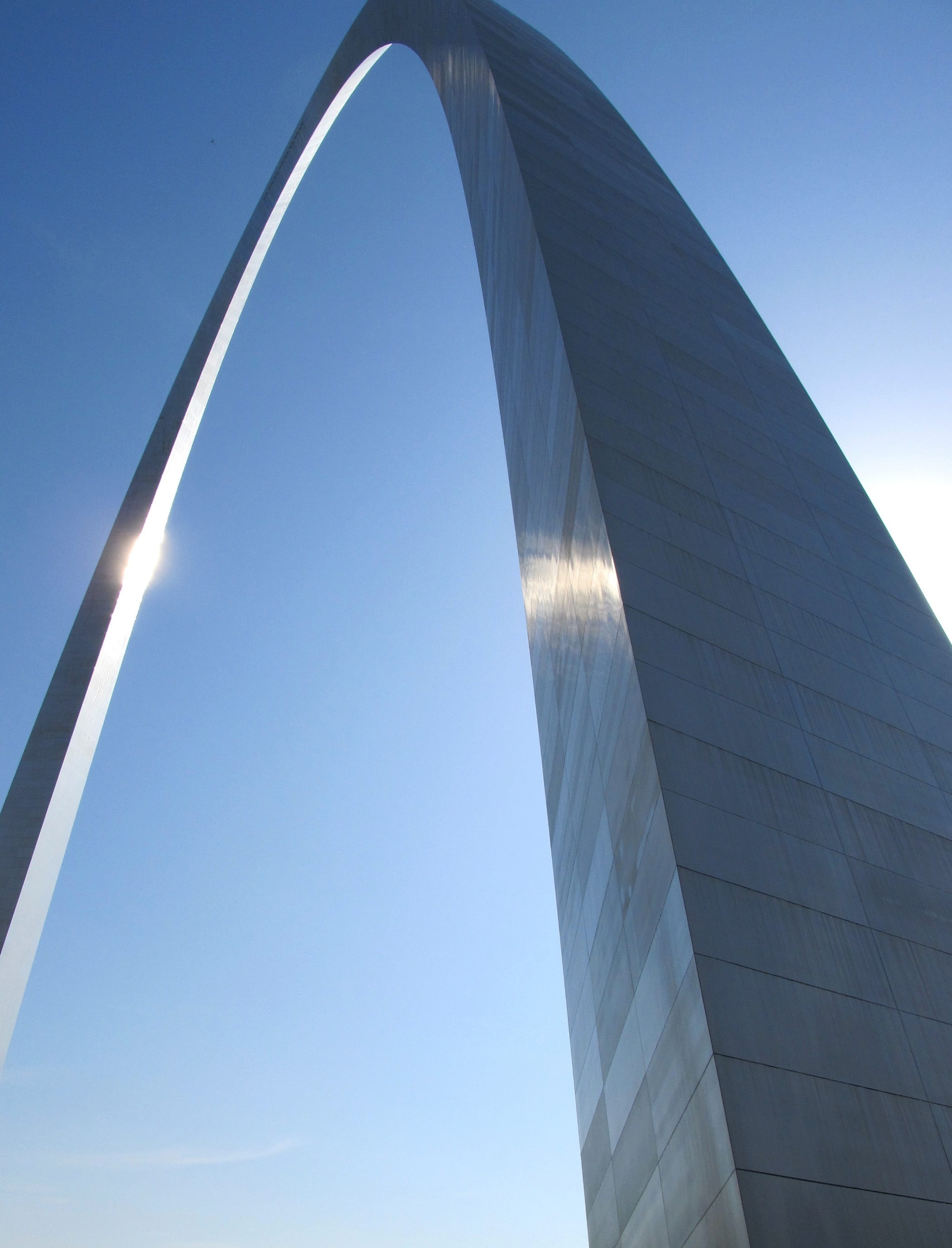 travel, sunny, sunlight, building exterior, clear sky, glass - material, city, gateway to the west, memorial, blue, urban, curve, west, day, saint louis, Phone HD Wallpaper