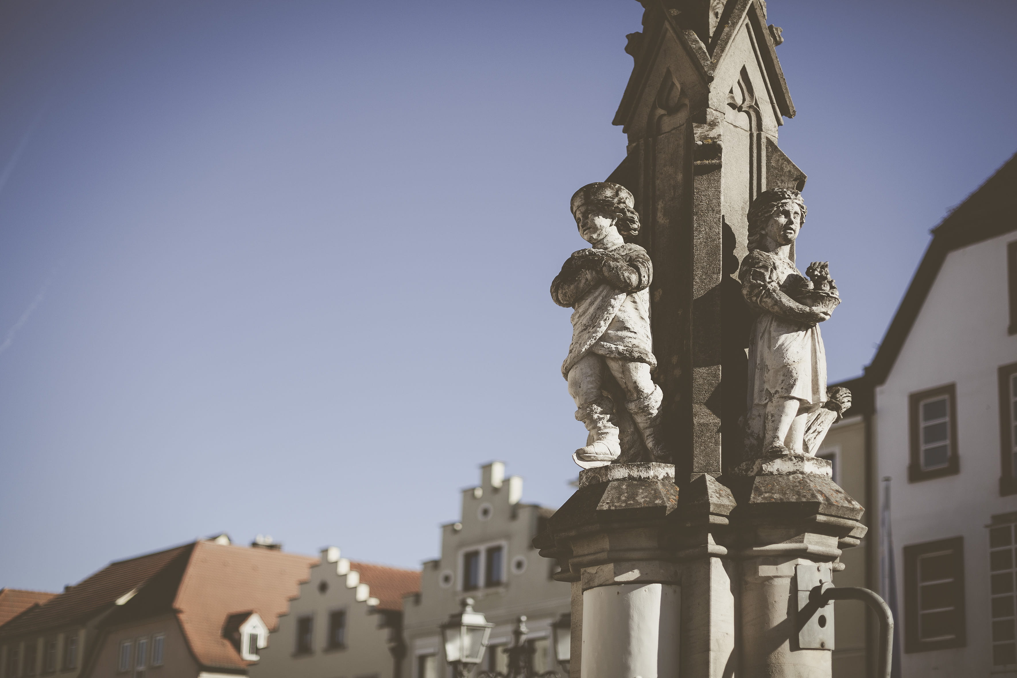 outdoors, neighborhood, archaeology, male likeness, corridor, low angle view, column, human, building, 2K, building exterior, steeple, clear sky, belief, HD Wallpaper