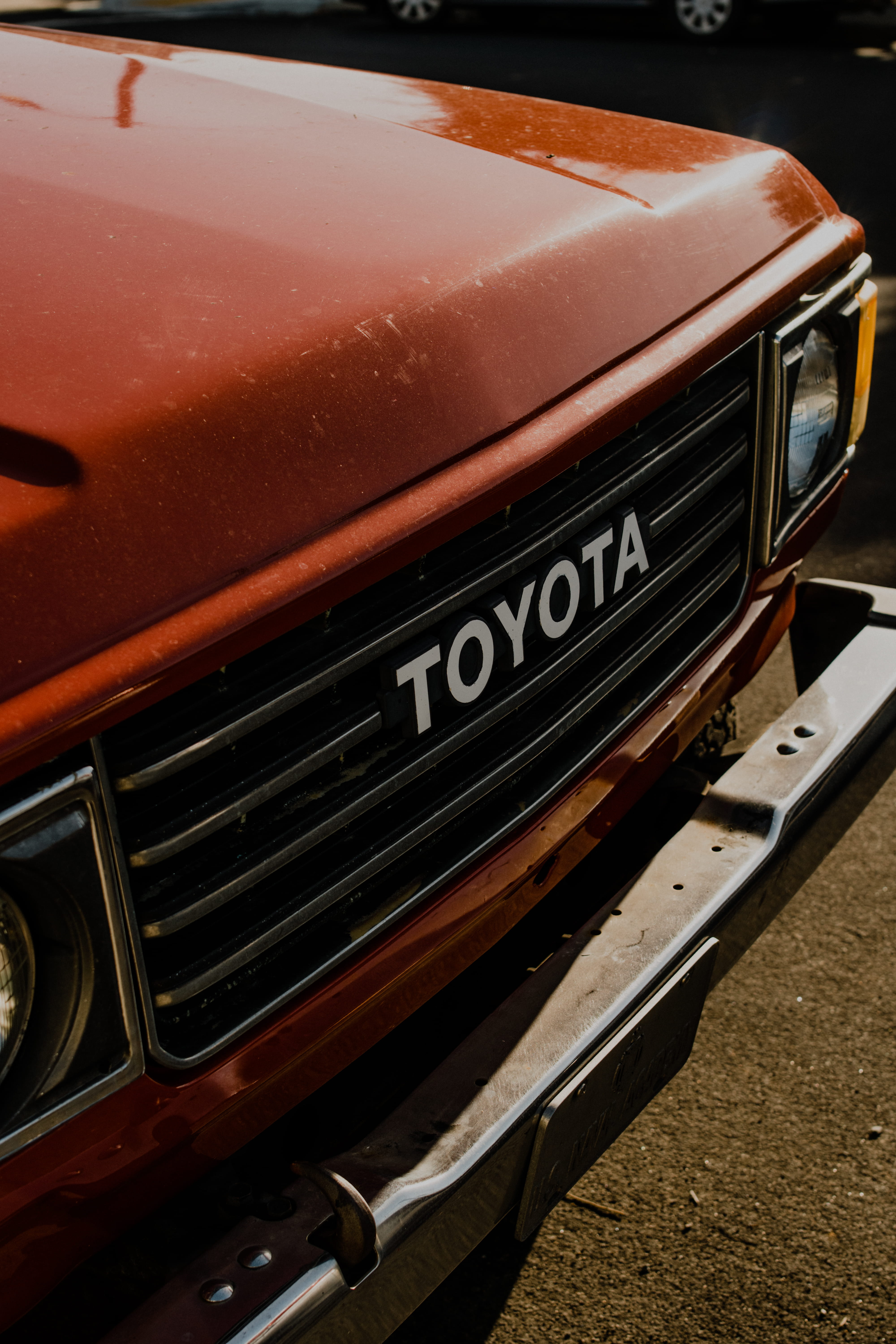 windshield, western script, toyota, day, mode of transportation, vintage car, grille, logo, weather, trademark, light, transportation, headlight, orange, Phone HD Wallpaper