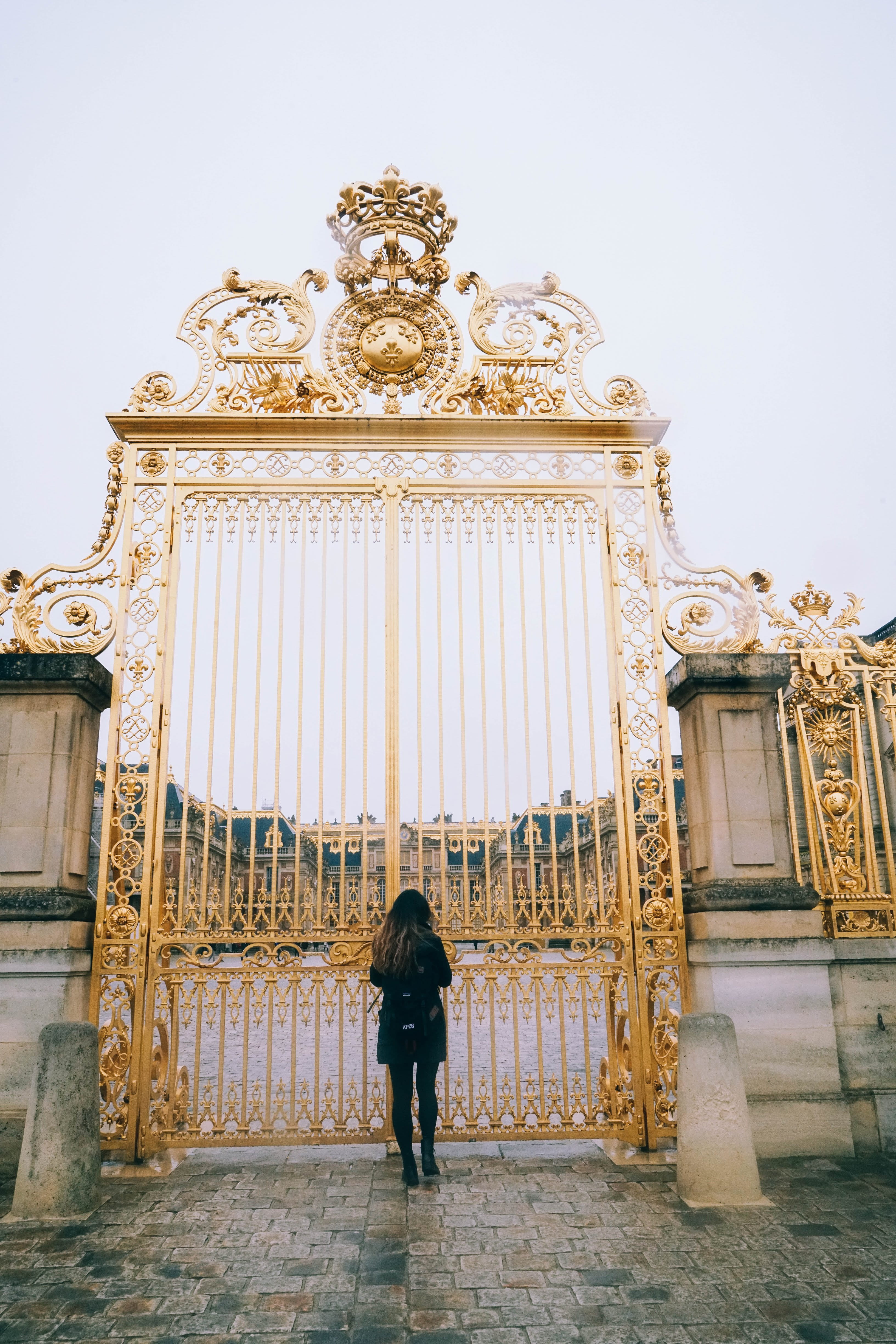 building exterior, travel, gate, standing, elaborate, representation, versailles, sculpture, europe, lifestyles, architecture, girl, rear view, ornate, Phone HD Wallpaper
