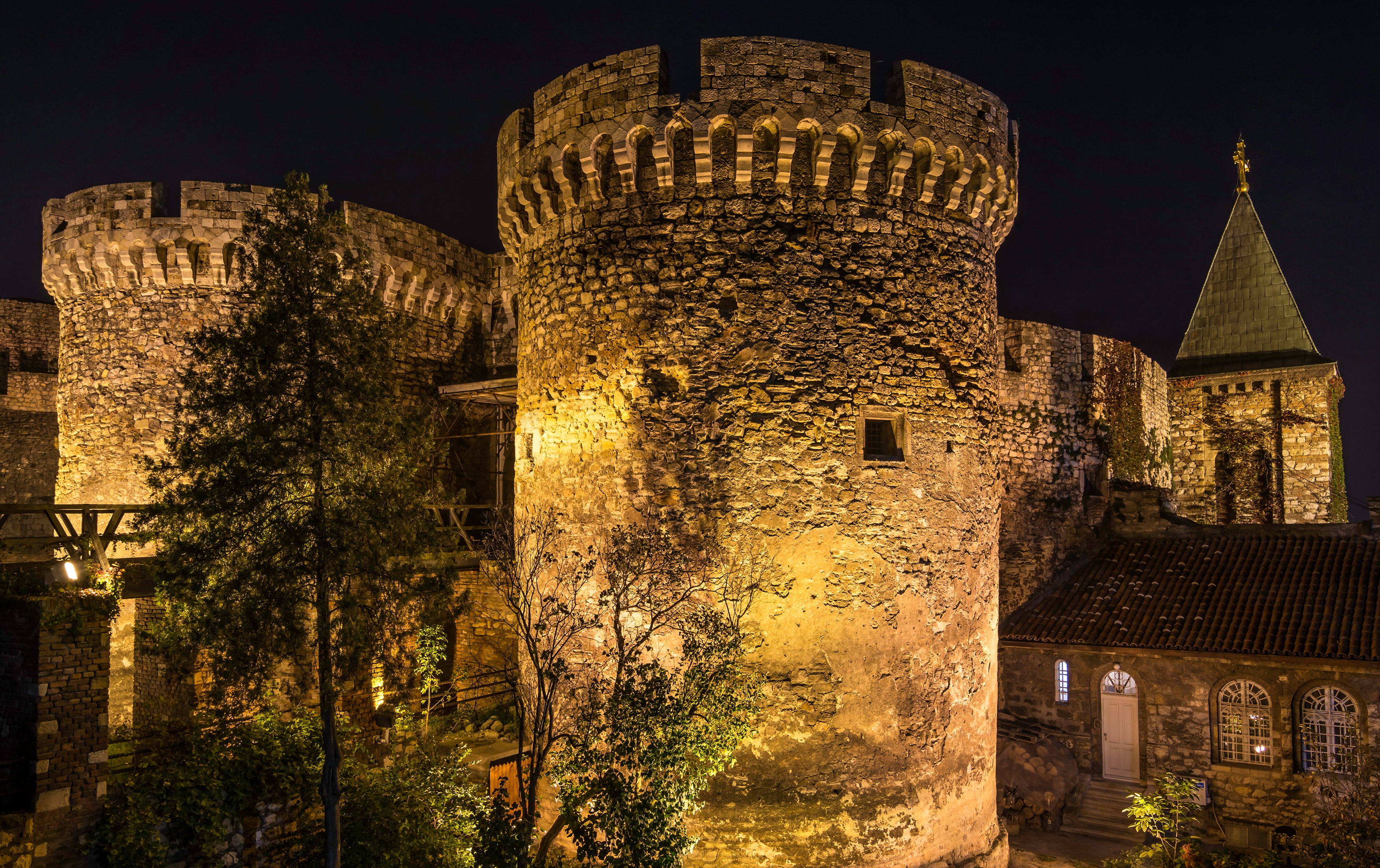 fortress, 2K, lights, Belgrade Fortress, wall, trees, tower, Belgrade, night, Serbia, HD Wallpaper