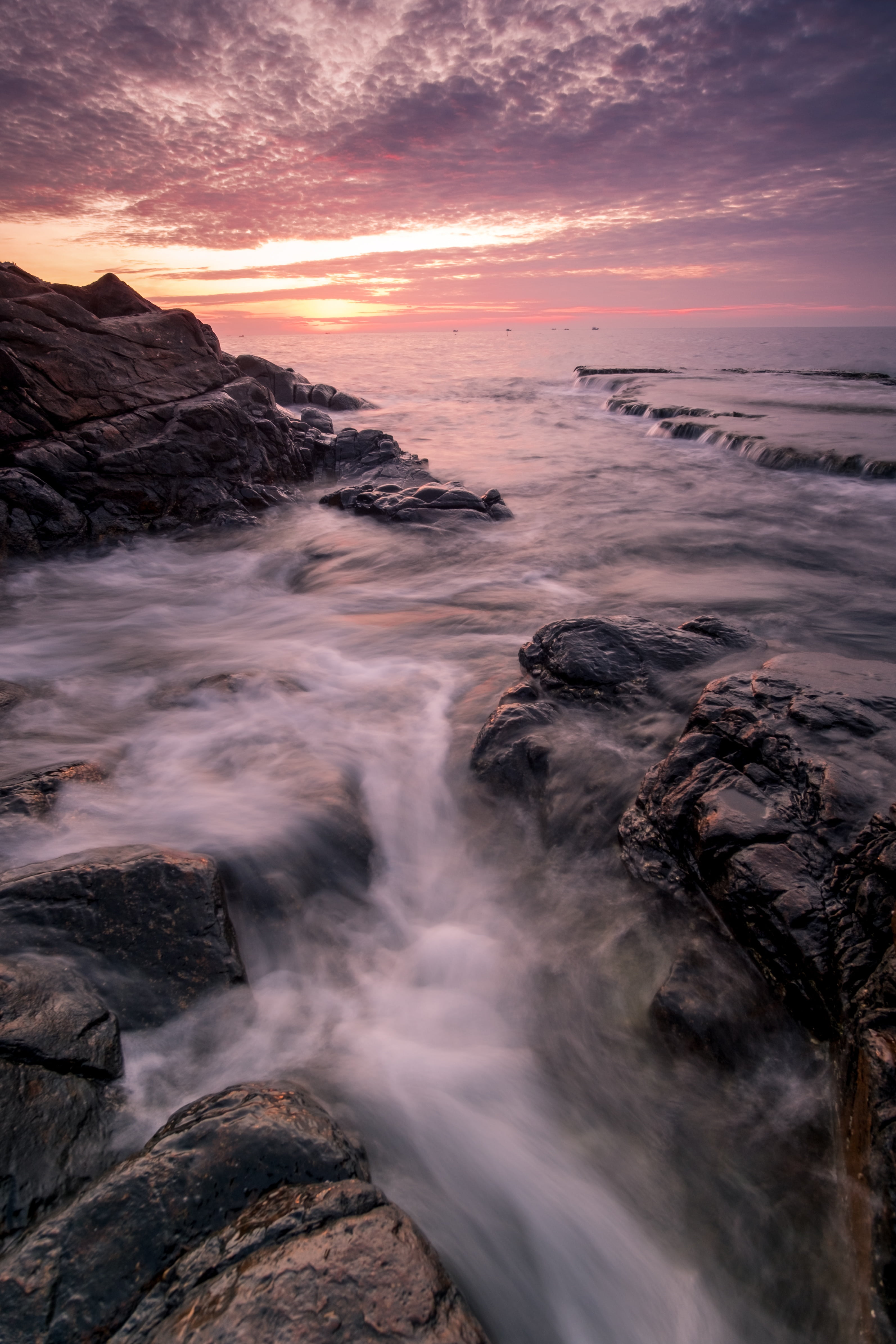 motion, beauty in nature, cloud - sky, scenery, sea, flowing water, rock - object, land, vietnam, rock, sky, ocean waves, 4K, river, timelapse, scenics, Phone HD Wallpaper
