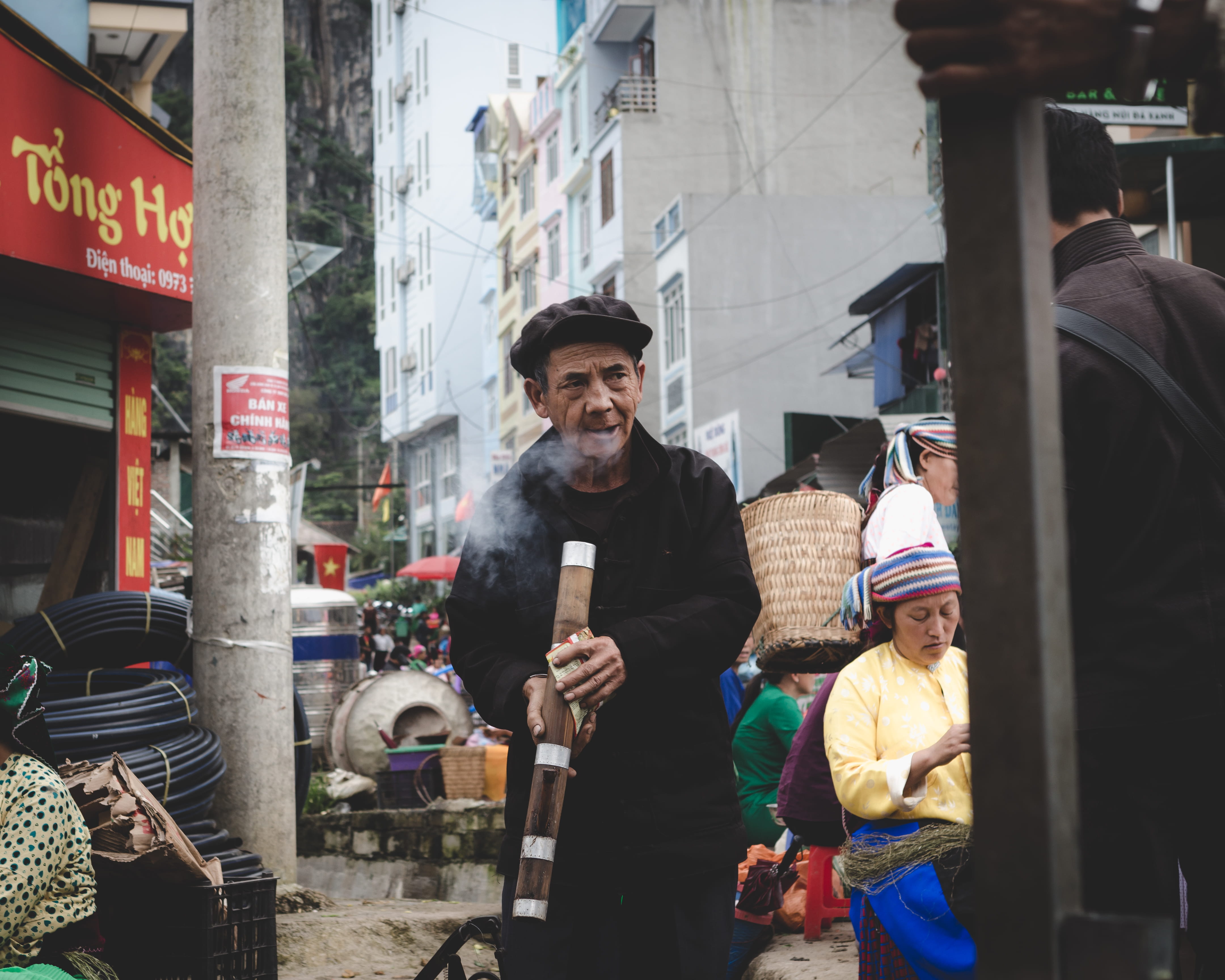 lifestyles, males, communication, asia, clothing, old, 4K, men, outdoors, old man, food and drink, people, city, casual clothing, three quarter length, HD Wallpaper
