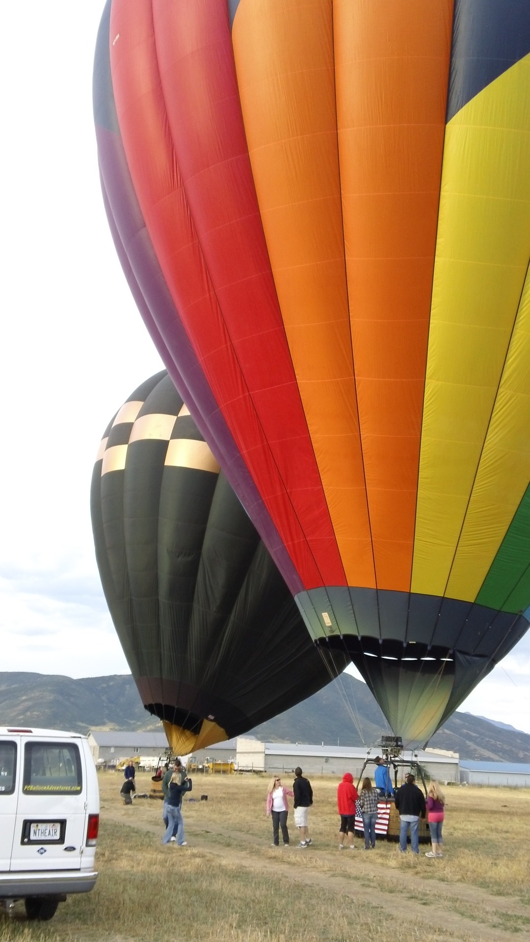 lift off, people, 1080P, travel, day, hot air, incidental people, mode of transportation, adventure, inflating, extreme sports, outdoors, recreational pursuit, Phone HD Wallpaper