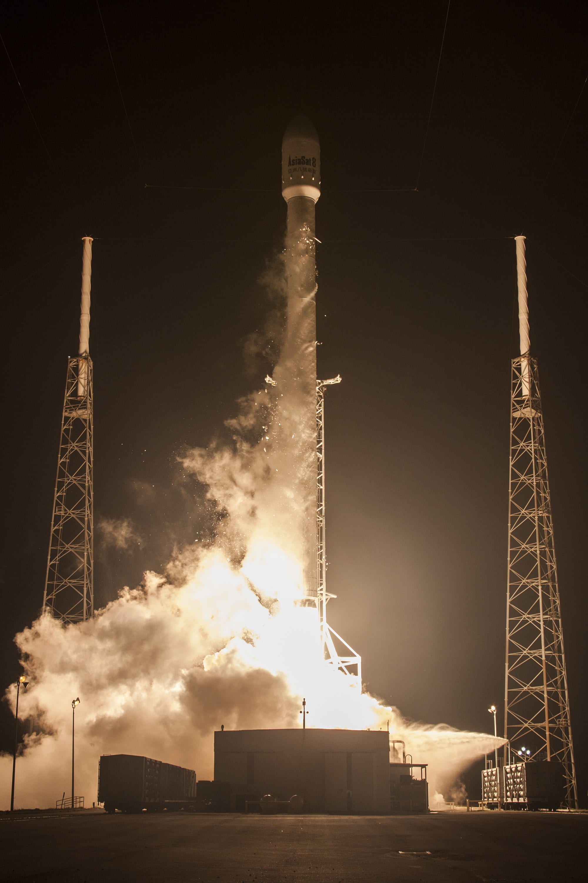 crane - construction machinery, building exterior, low angle view, spacex, factory, countdown, rocket engine, power, outdoors, rocket, cape canaveral, no people, Phone HD Wallpaper