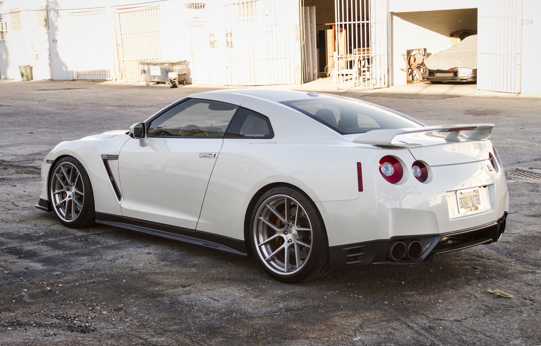 building, architecture, gate, gtr, motor vehicle, day, white color, vintage car, city, garages, car, parking, mode of transportation, no people, Nissan, HD Wallpaper