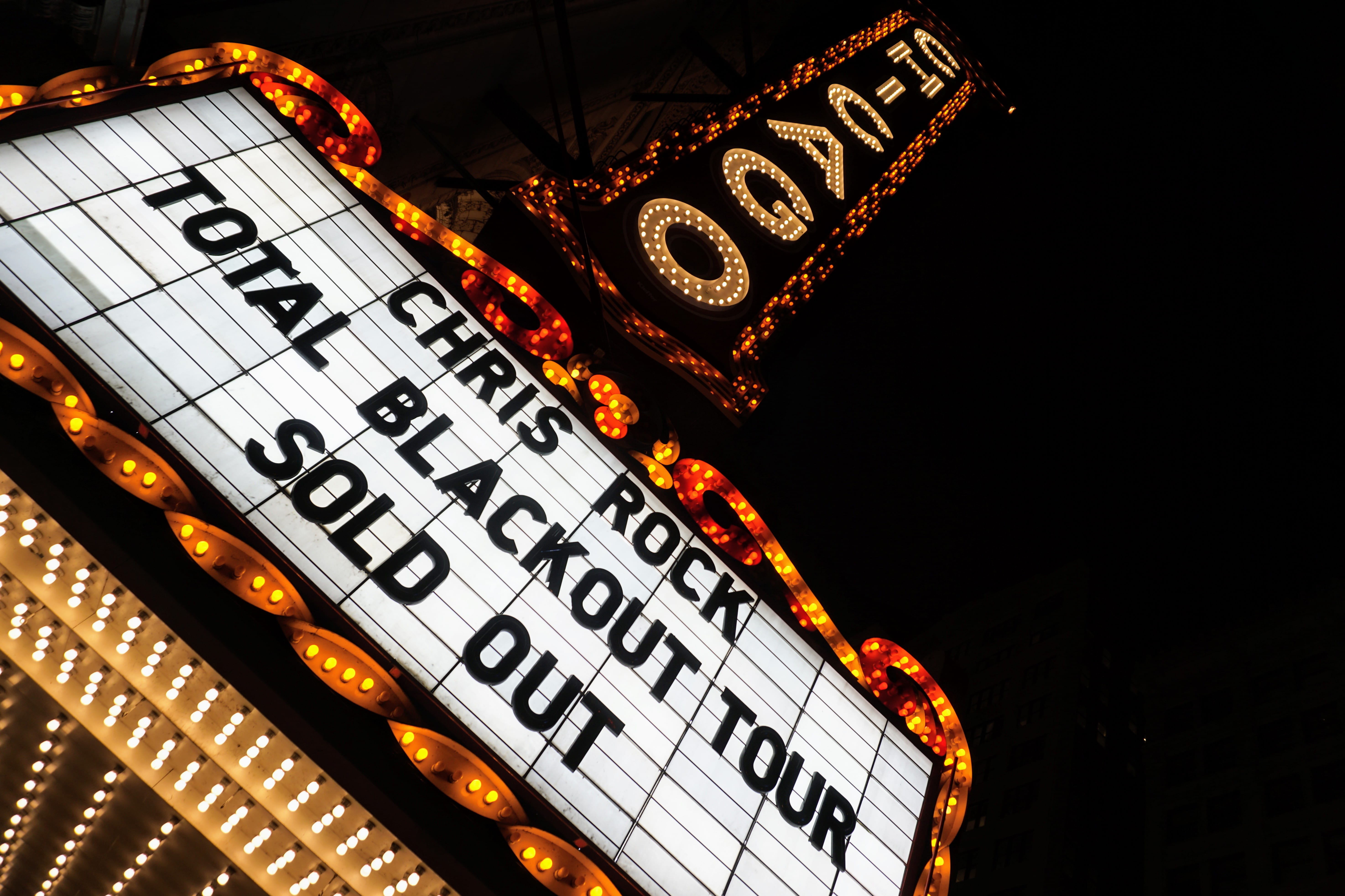 show, showbiz, black background, theater, theatre, copy space, showbusiness, night, 5K, dark, chris, lighting equipment, chicago theatre, number, information, HD Wallpaper