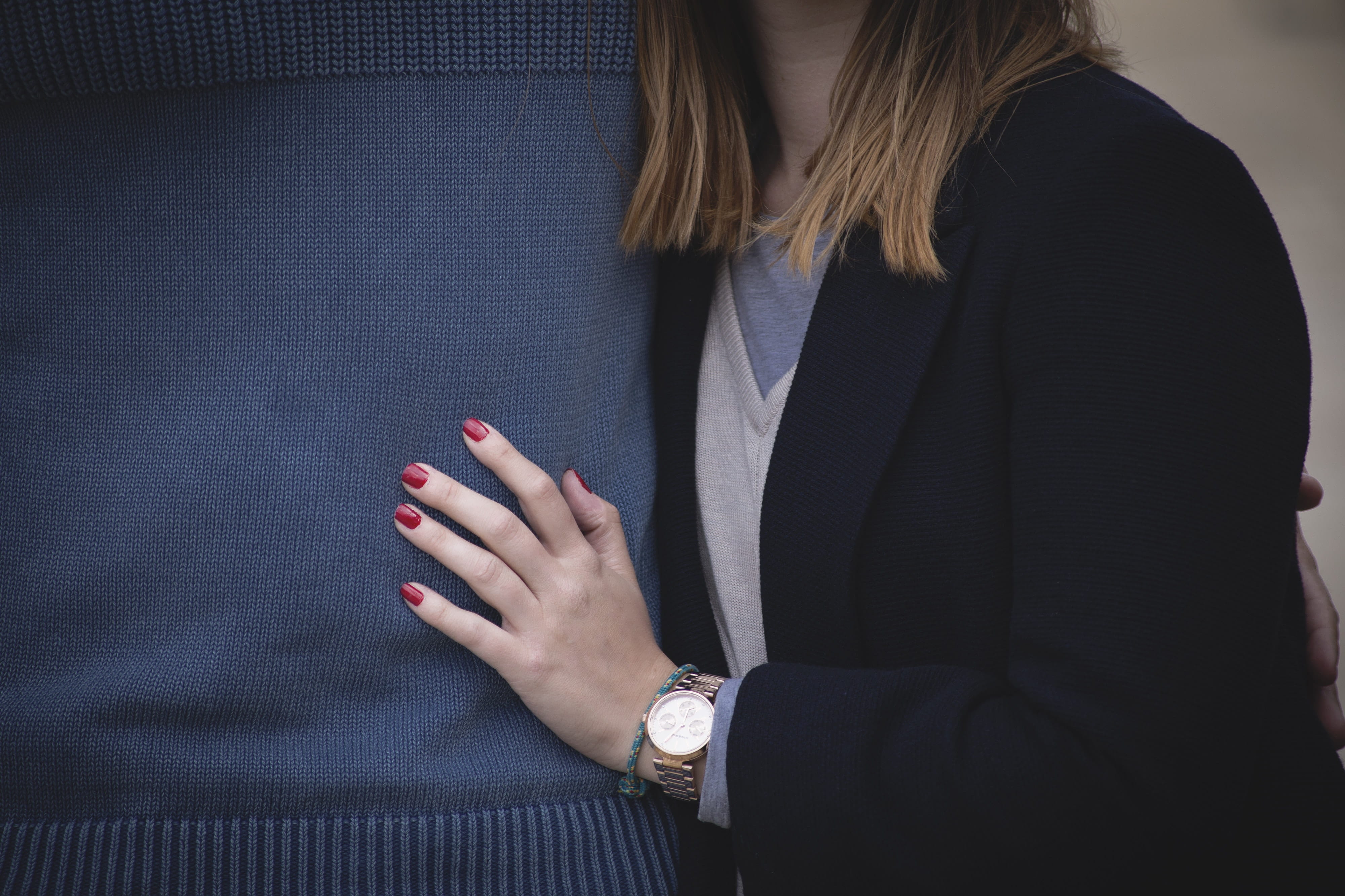 red nails, uñas, nail, rojo, hand, time, long hair, hairstyle, midsection, clothing, one person, nail polish, 4K, lifestyles, human body part, human hand, HD Wallpaper