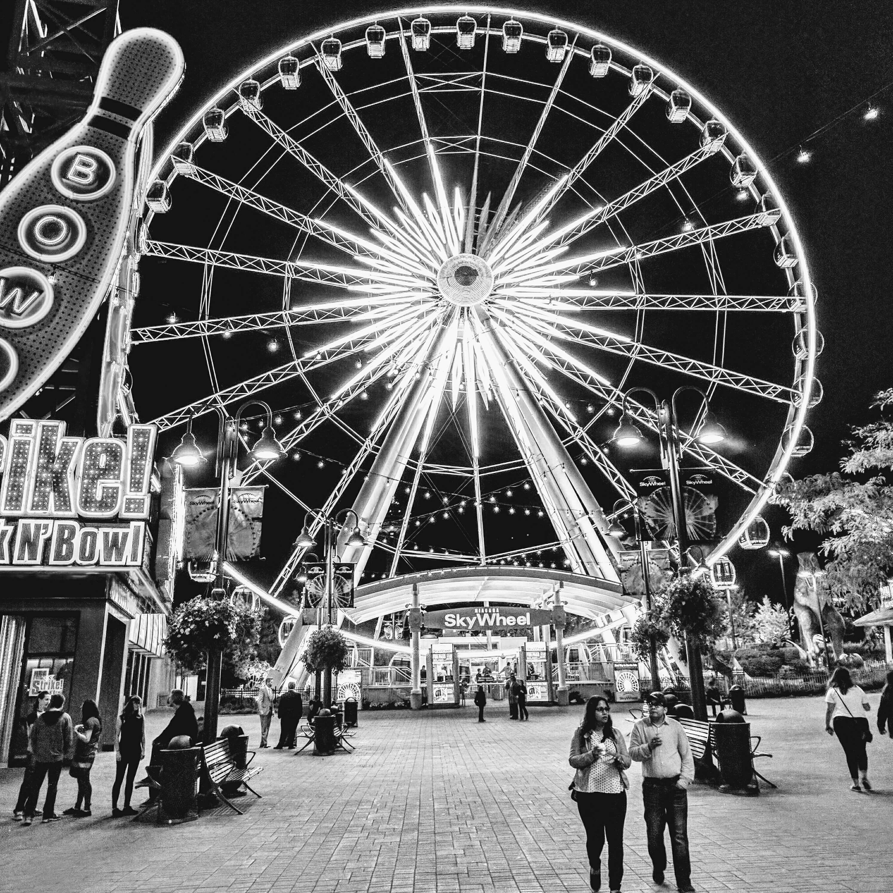 amusement park, real people, leisure activity, 2K, ferris wheel, crowd, sky, city, men, built structure, mono, architecture, night, group of people, arts culture and entertainment, Phone HD Wallpaper