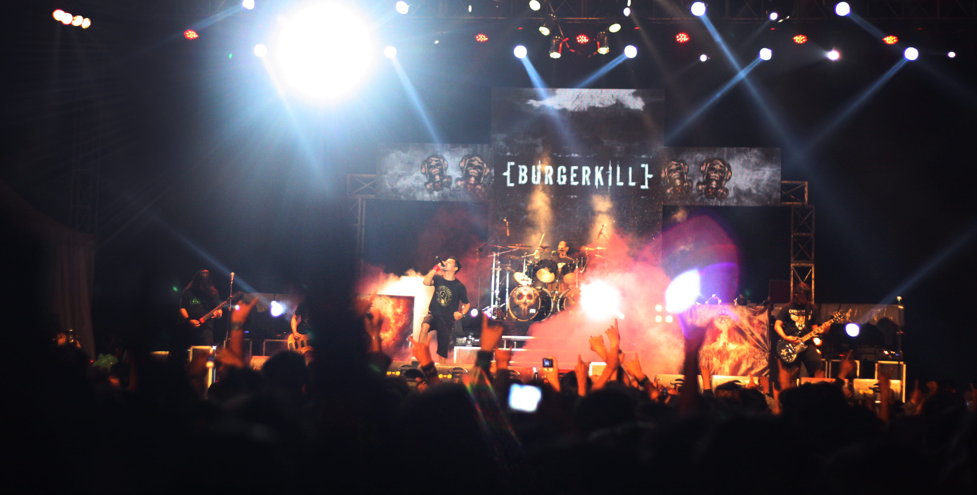 large group of people, adult, light, performance, gigs, fun, 4K, concert, event, enjoyment, outdoors, real people, music, occupation, illuminated, stage, HD Wallpaper