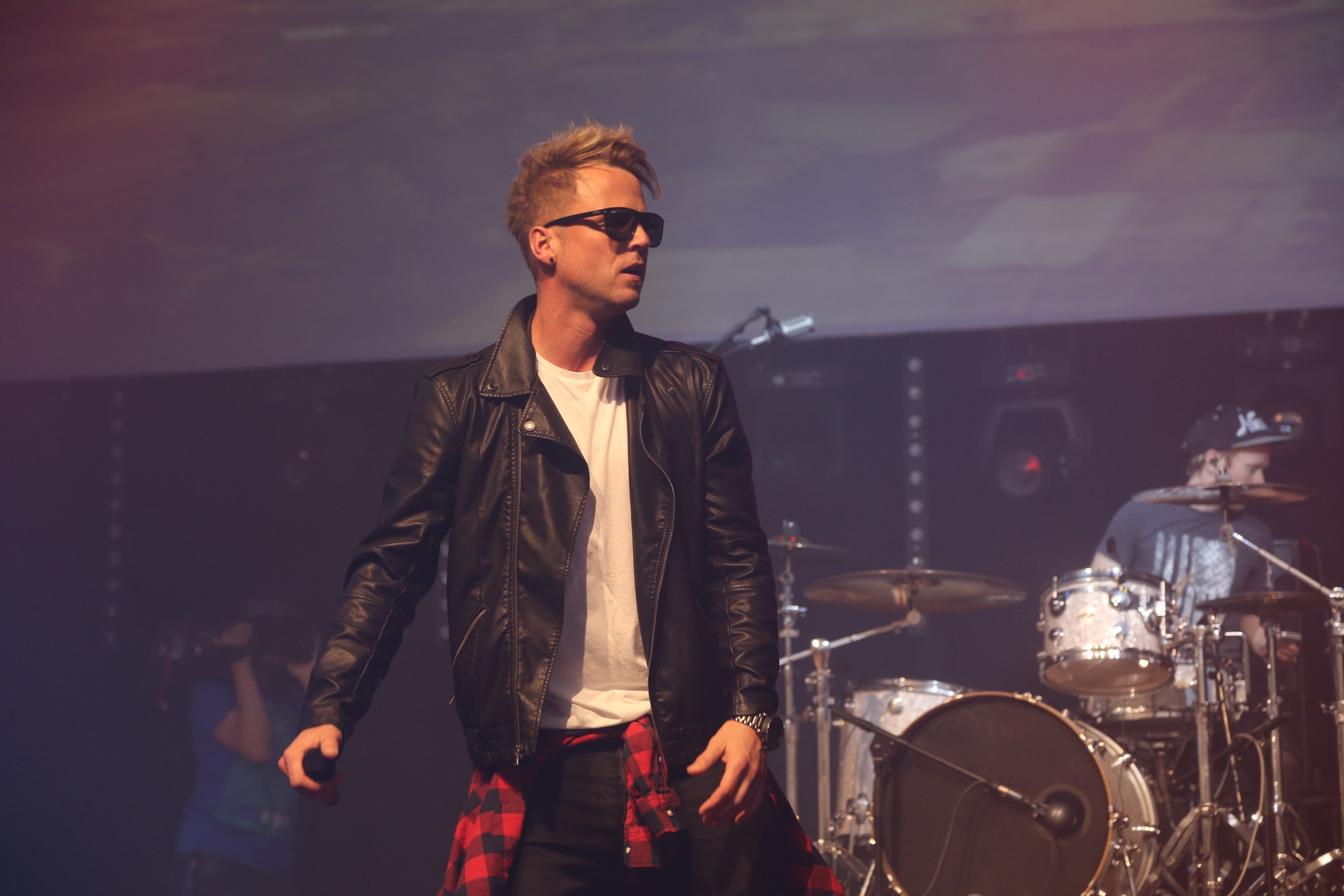 lz7, arts culture and entertainment, one person, musician, drum, real people, rock music, clothing, musical instrument, skill, 2K, nightlife, artist, jacket, HD Wallpaper