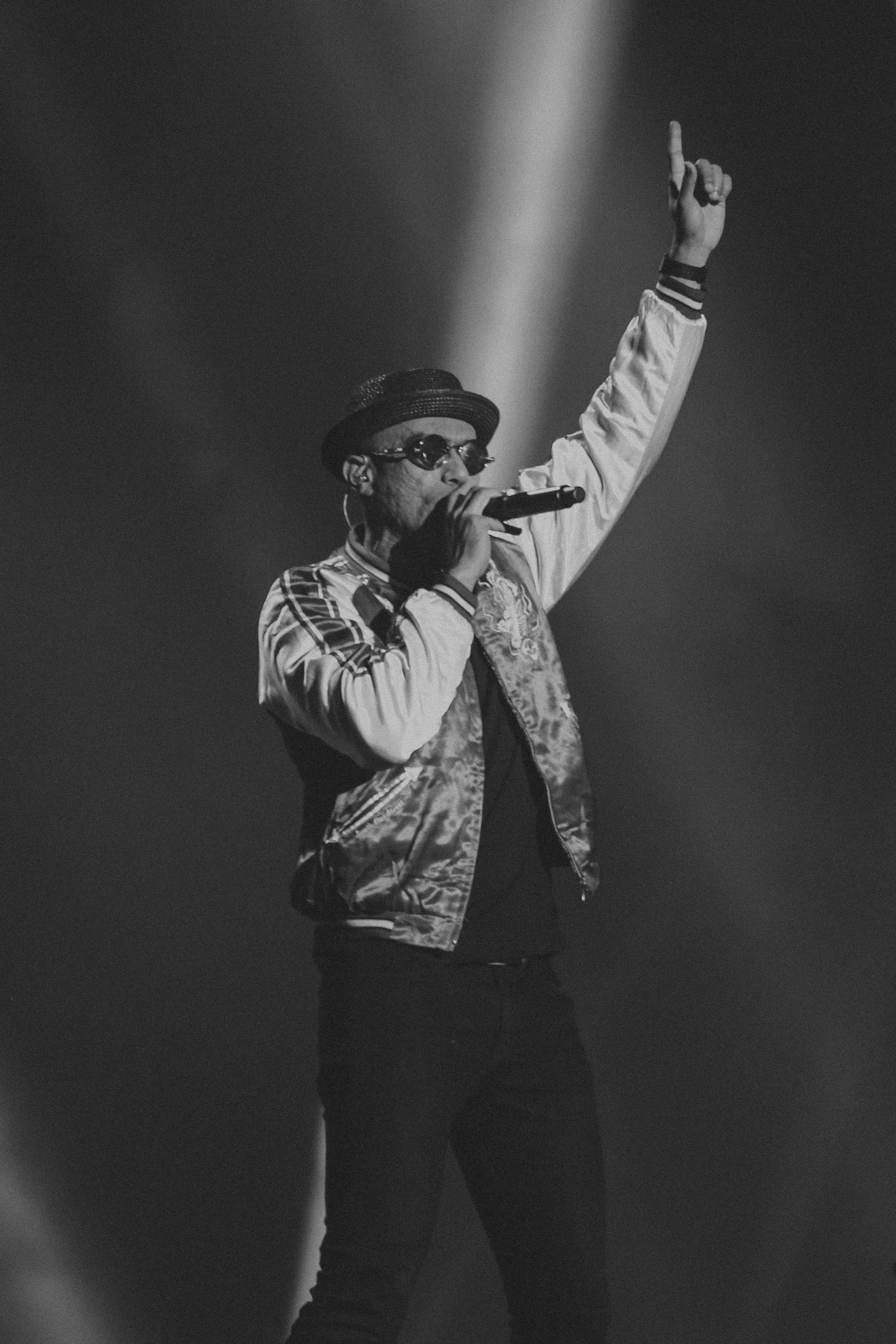 concert, lifestyles, casual clothing, hat, arts culture and entertainment, men, gesturing, standing, clothing, one person, human arm, indoors, leisure activity, Phone HD Wallpaper