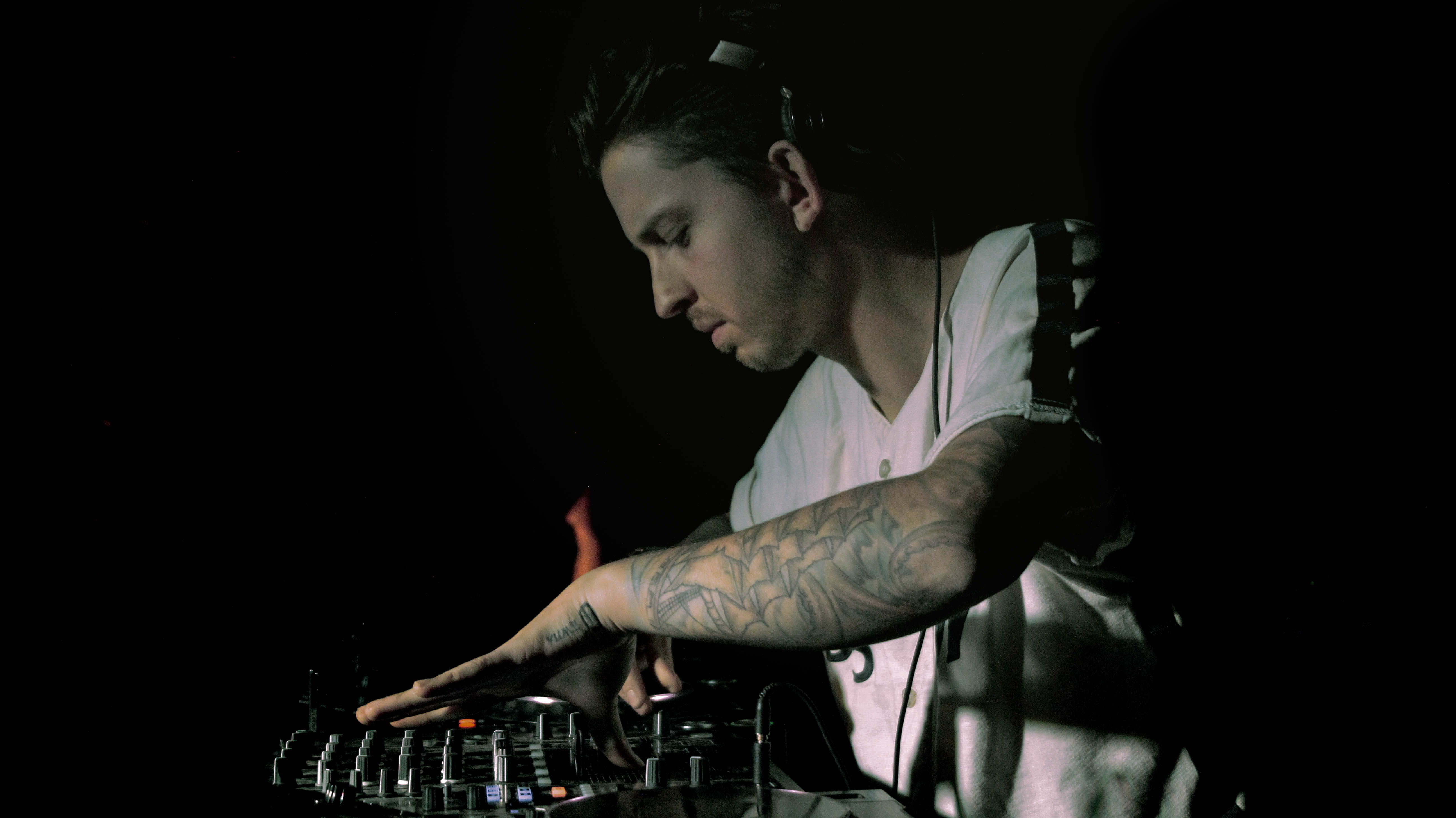 arts culture and entertainment, rave, concentration, young adult, real people, 5K, concert, light, stage, gig, canada, club dj, waist up, black background, HD Wallpaper