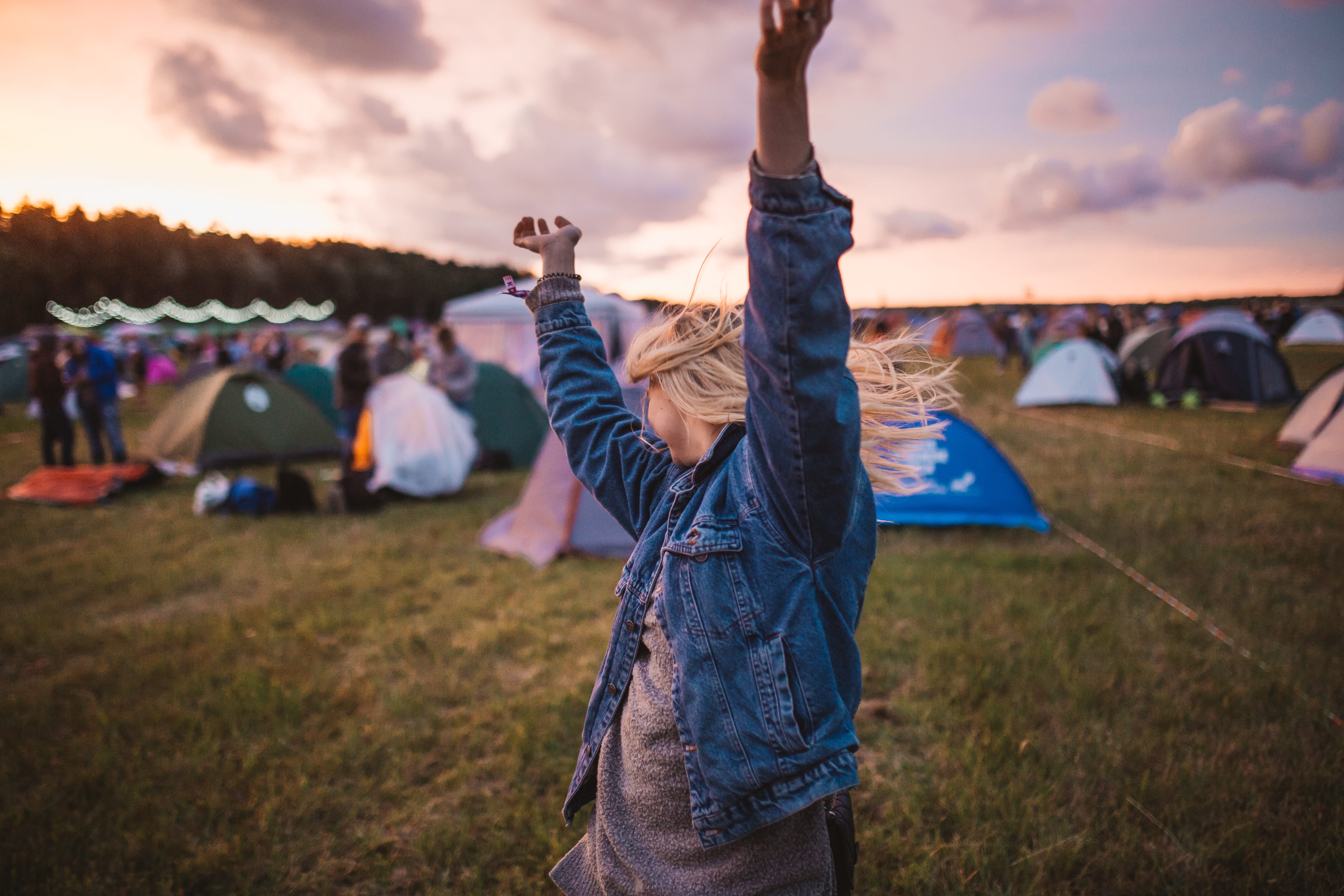 adult, leisure activity, arms raised, casual clothing, young adult, festival goer, grass, entertainment event, event, nature, sky, arts culture and entertainment, HD Wallpaper