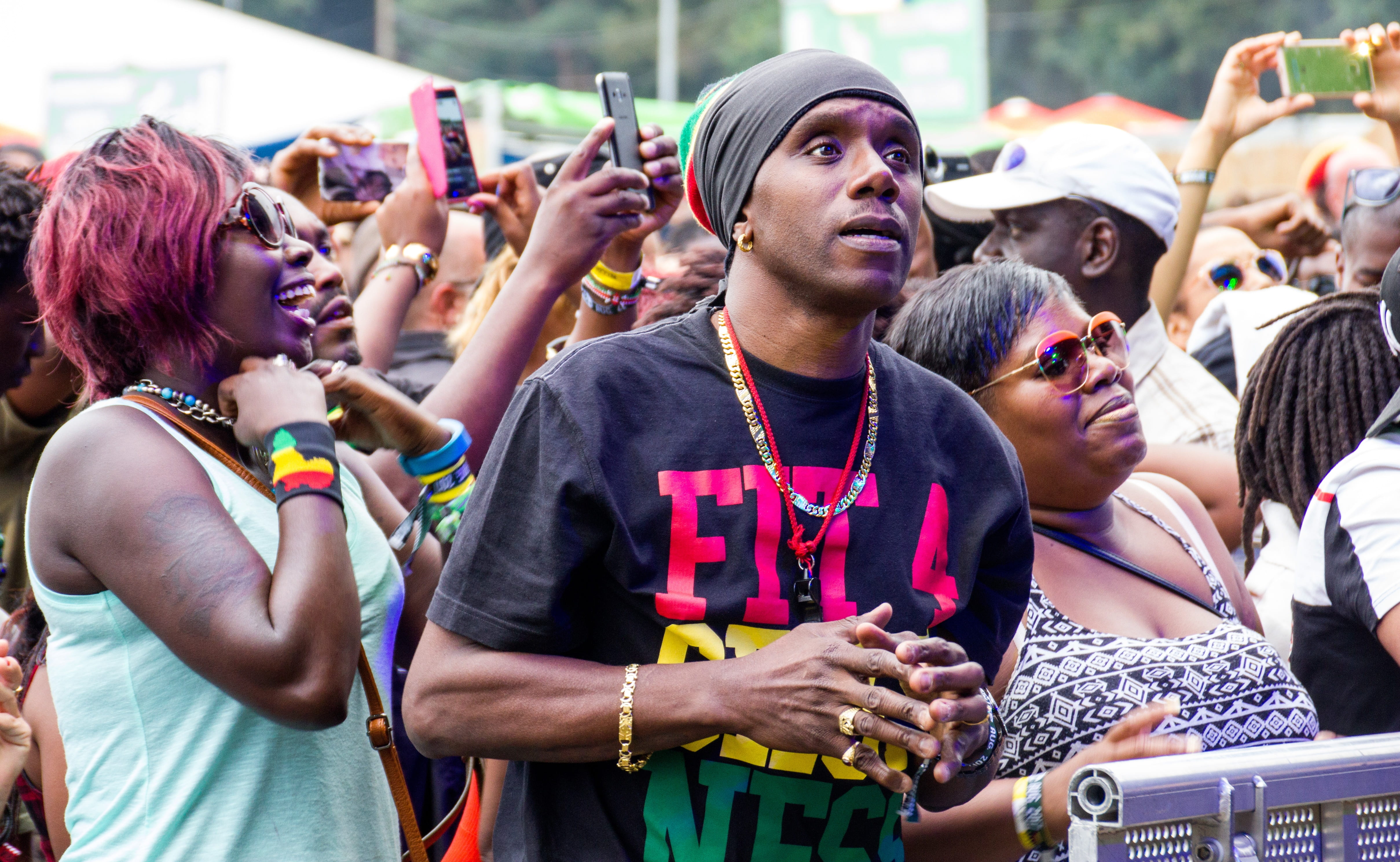 reggae, admiration, concert, adult, spectators, occur, waist up, people, music, emotion, enjoyment, women, surprise, festival, positive emotion, group of people, HD Wallpaper