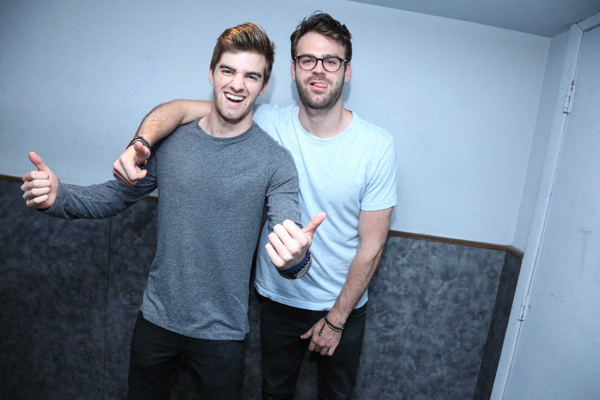 couple - relationship, smiling, young adult, 1080P, Music, young men, The Chainsmokers, looking at camera, standing, gesturing, real people, young women, HD Wallpaper