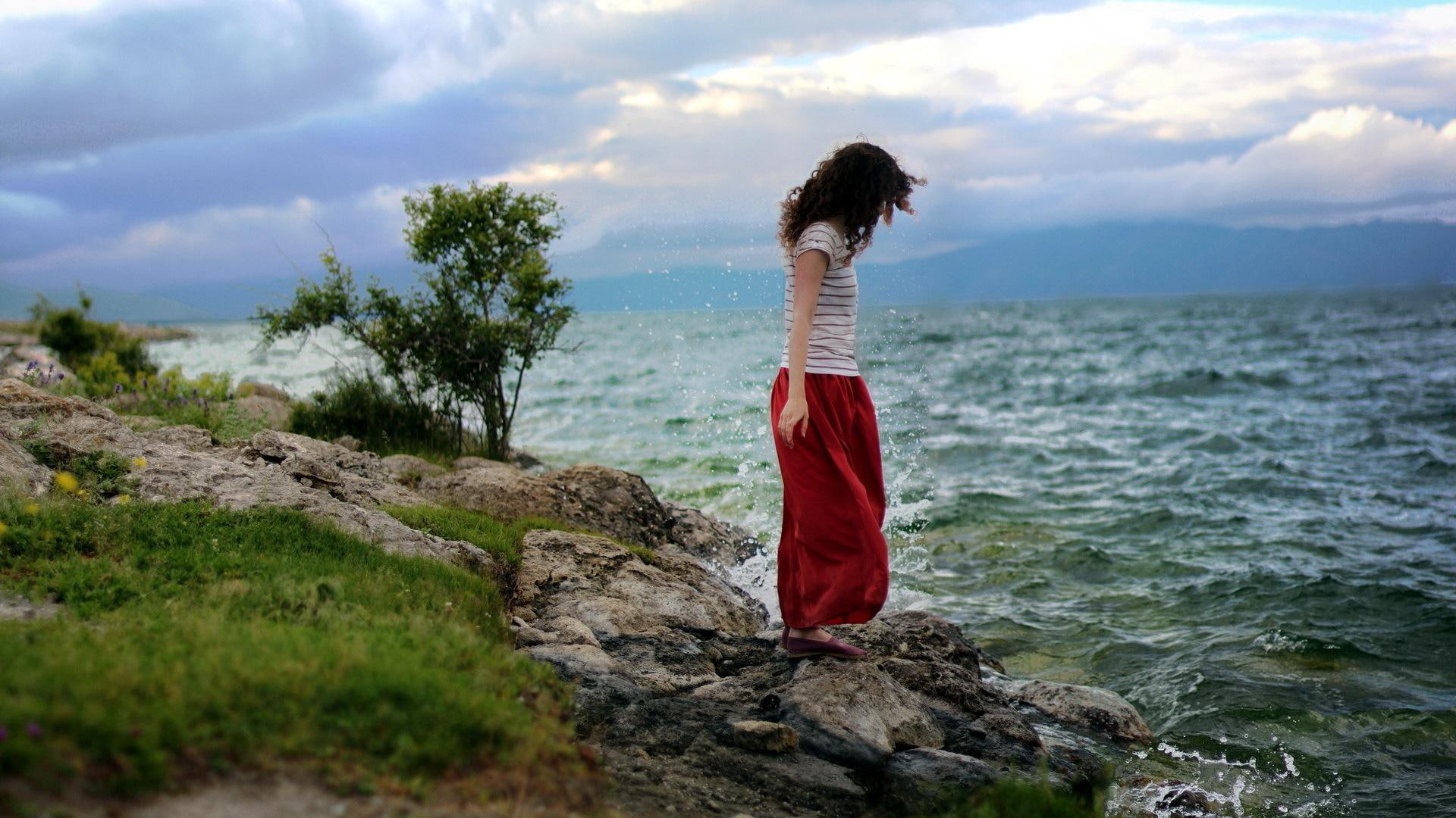 splendor, ocean, 1080P, hand, lovely, edge, female, rocks, dress, lady, grass, hair, woman, waves, beautiful, HD Wallpaper