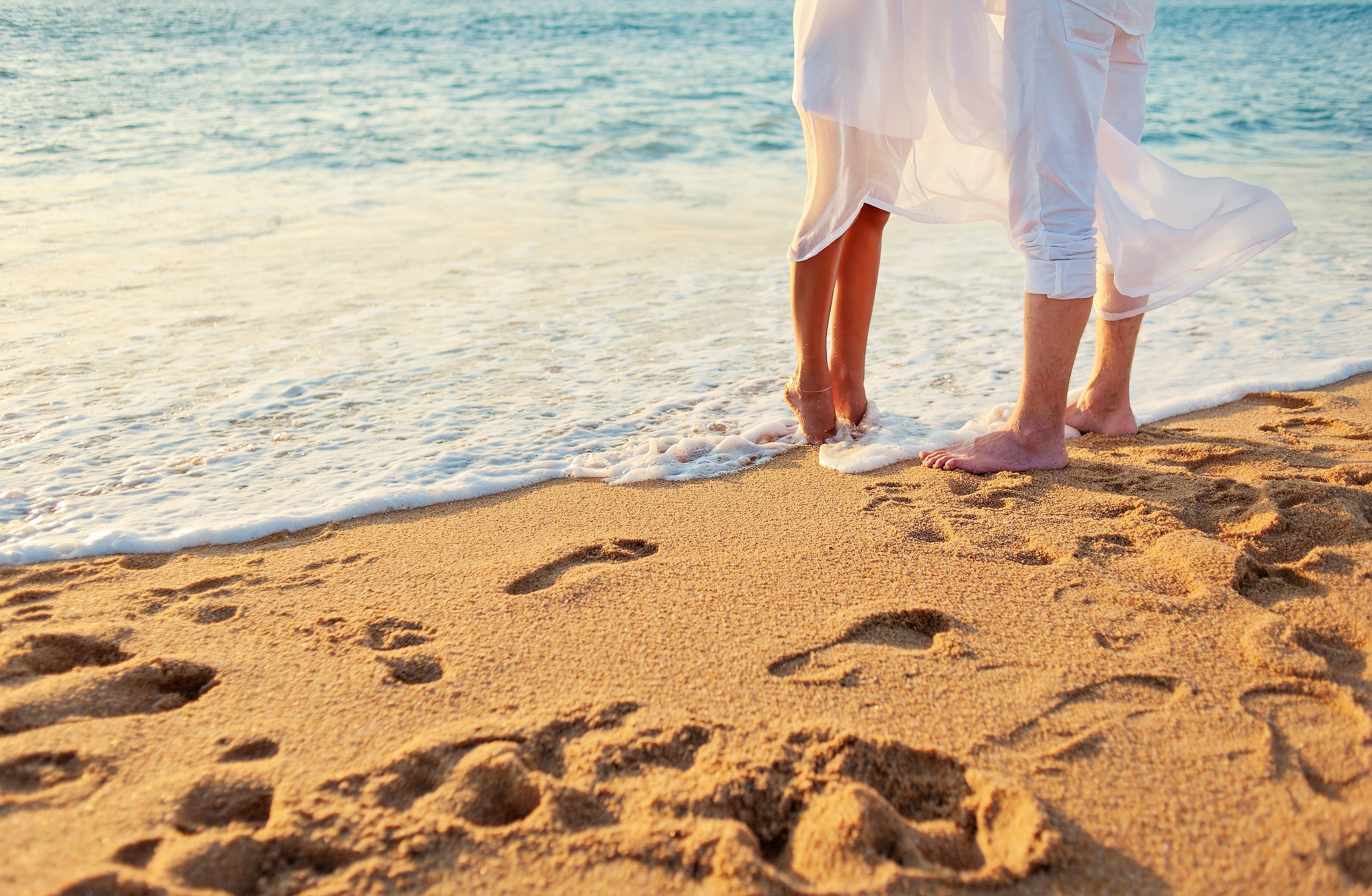 shorts, real people, day, honeymoon, coastline, one Person, tropical Climate, barefoot, happy, outdoors, brown, togetherness, lifestyles, human leg, water, HD Wallpaper