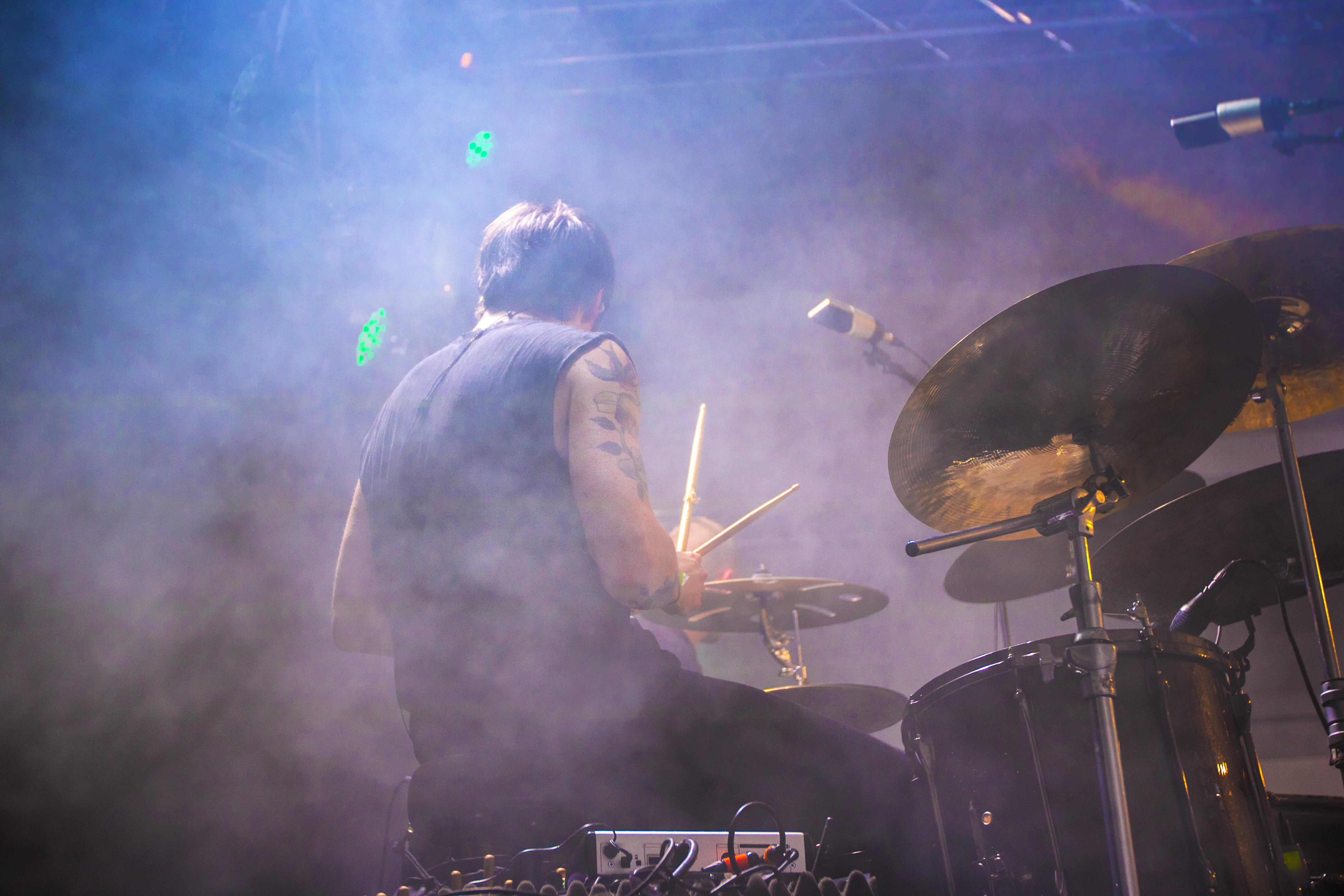 nightlife, loud, concert, musician, crowd, man, stage, men, stage - performance space, illuminated, rock music, live-performance, smoke, enjoyment, music, HD Wallpaper