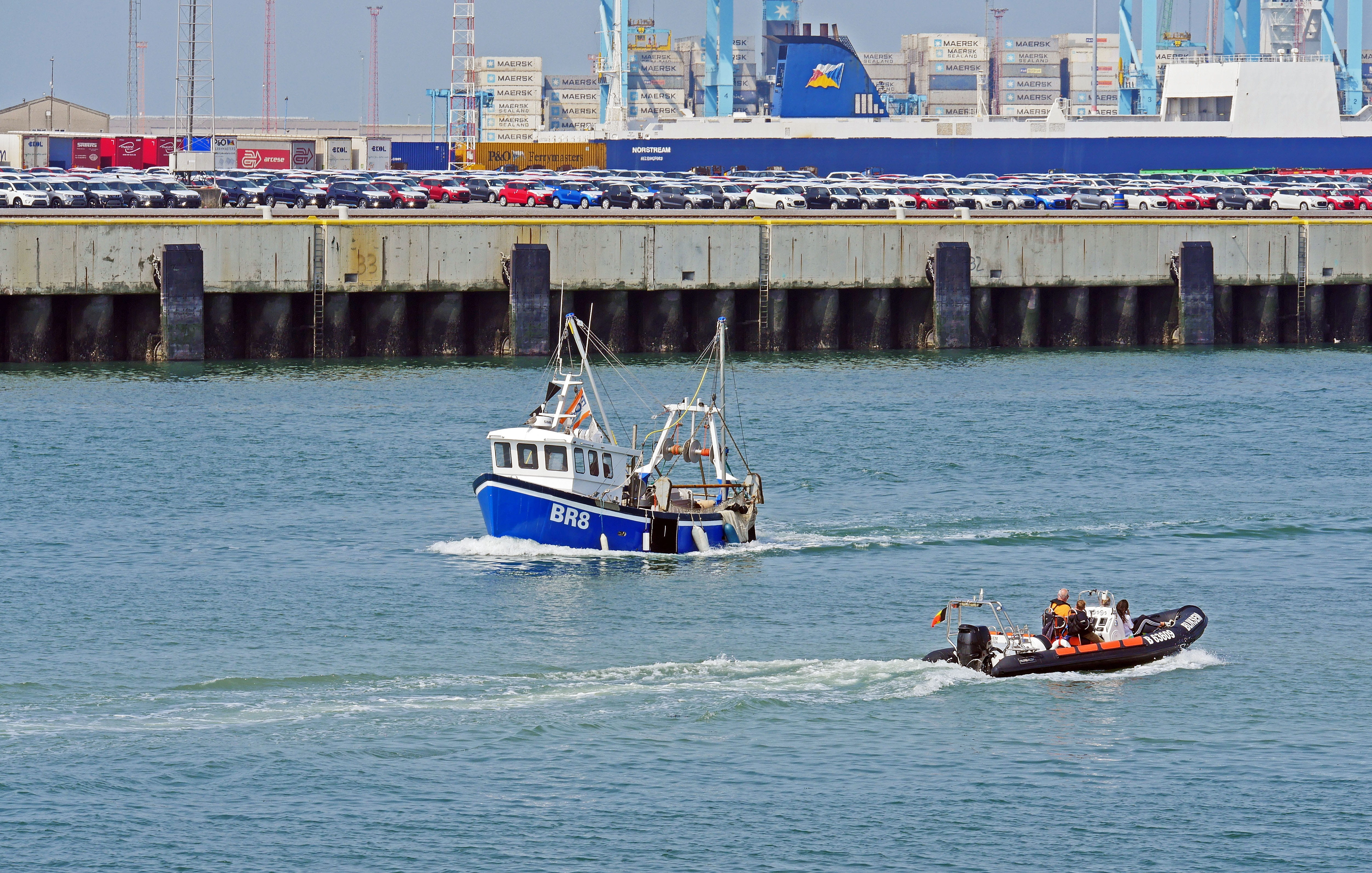 trailer, port of zeebrugge, docks, built structure, real people, pkw, nature, mole, moored, water, united kingdom, fishing industry, transportation, architecture, HD Wallpaper